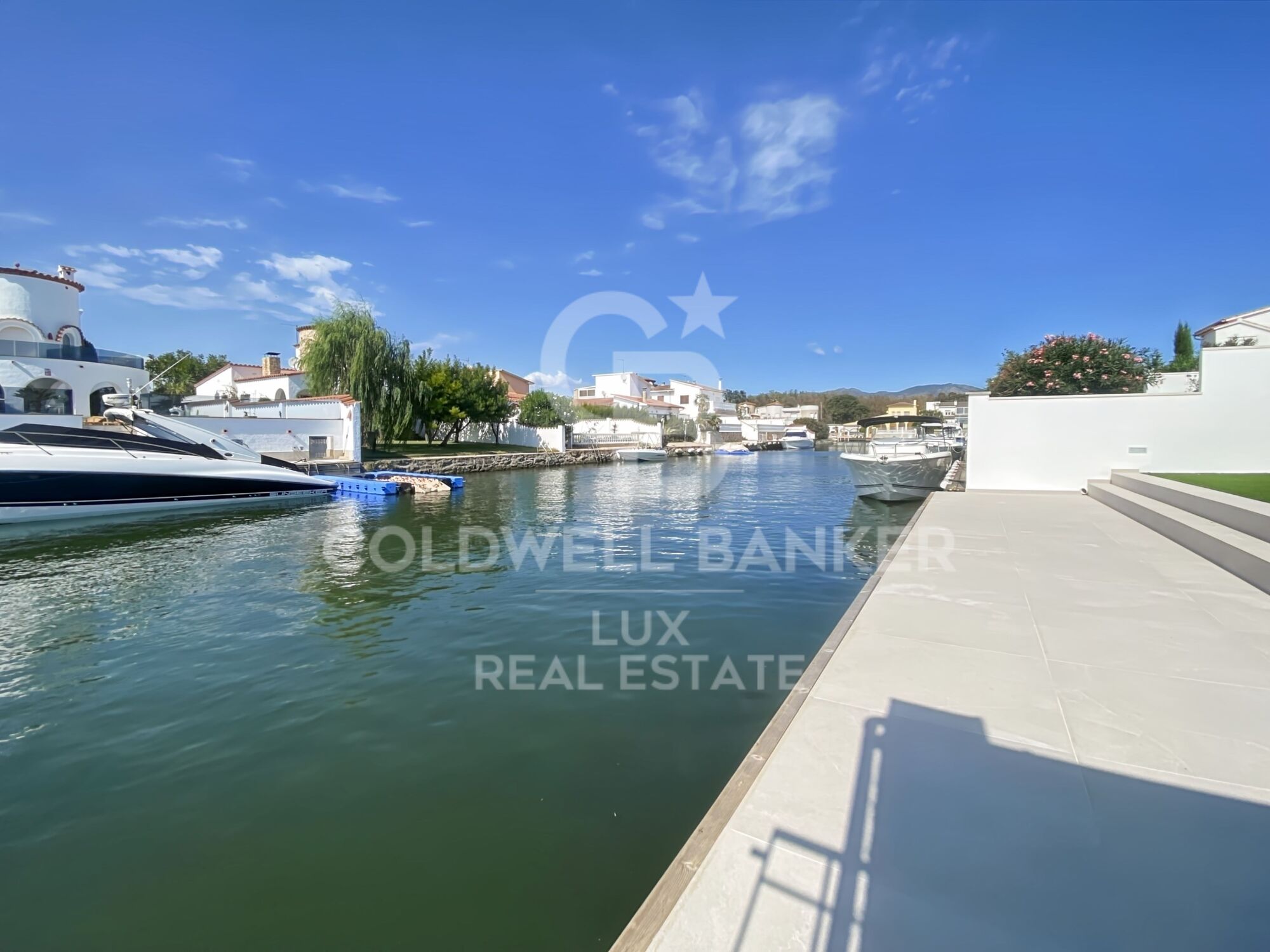 Villa avec amarrage, piscine et garage entièrement rénové