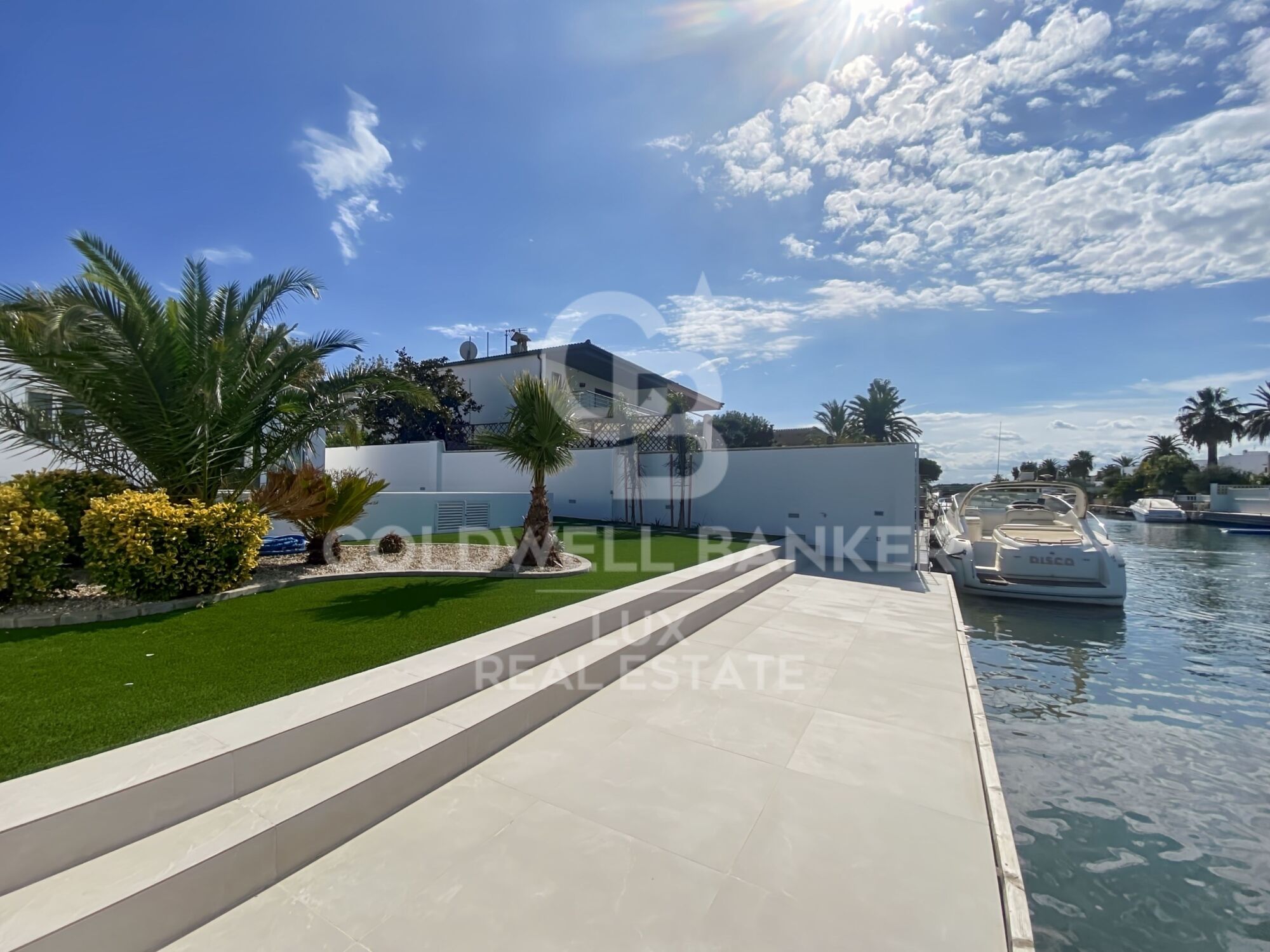Villa with mooring, swimming pool and garage completely renovated
