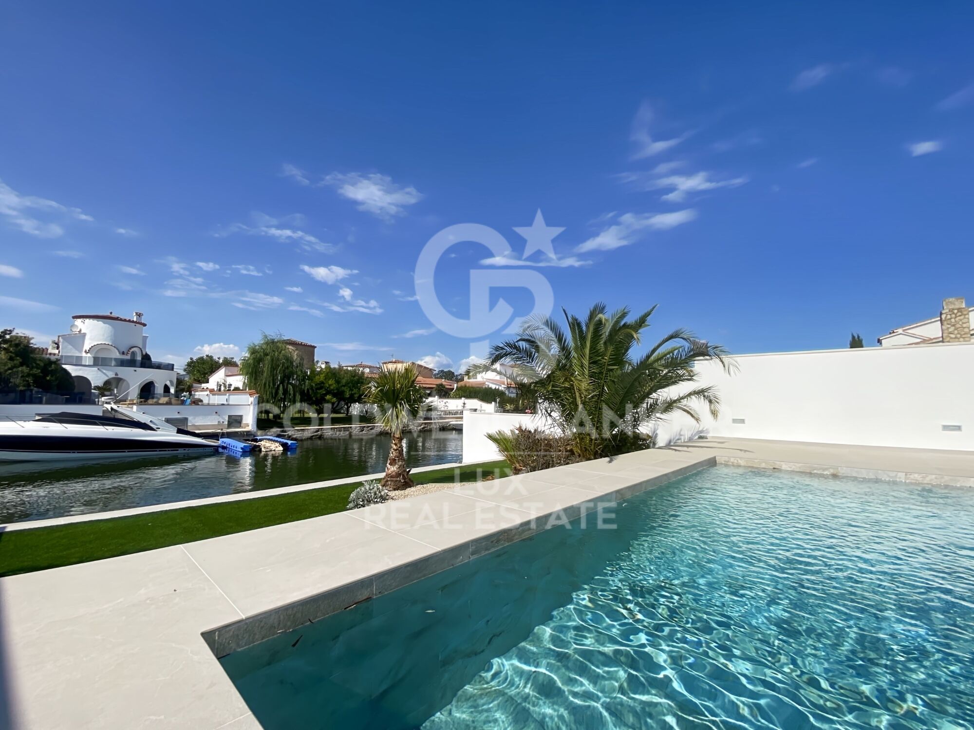 Villa avec amarrage, piscine et garage entièrement rénové