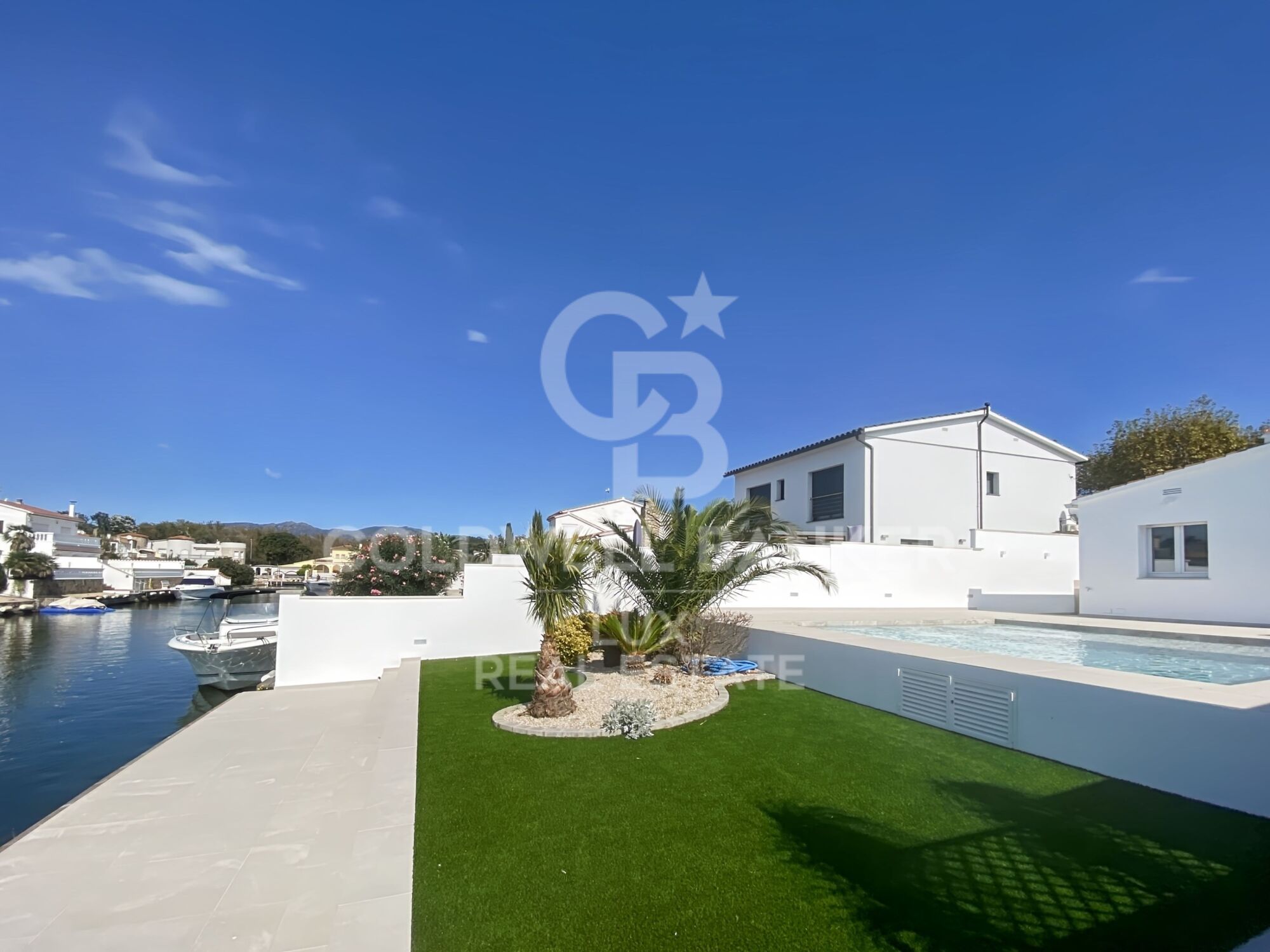Villa with mooring, swimming pool and garage completely renovated