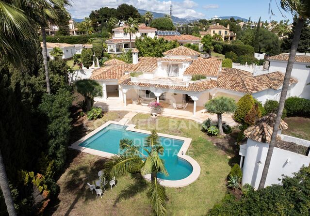 Exquisita villa con encanto andaluz en venta en la zona de El Paraíso, Estepona.