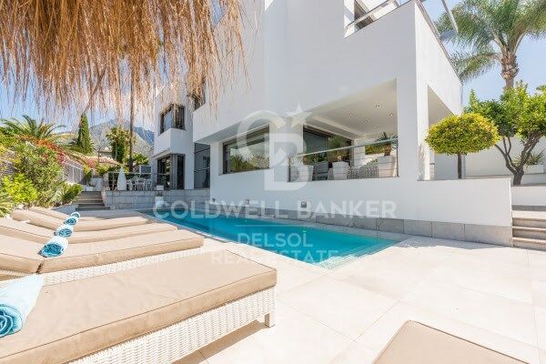 Moderna y luminosa villa en venta en Nagüelles, Marbella