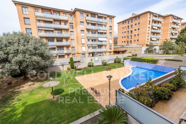 4 BEDROOM FLAT WITH POOL