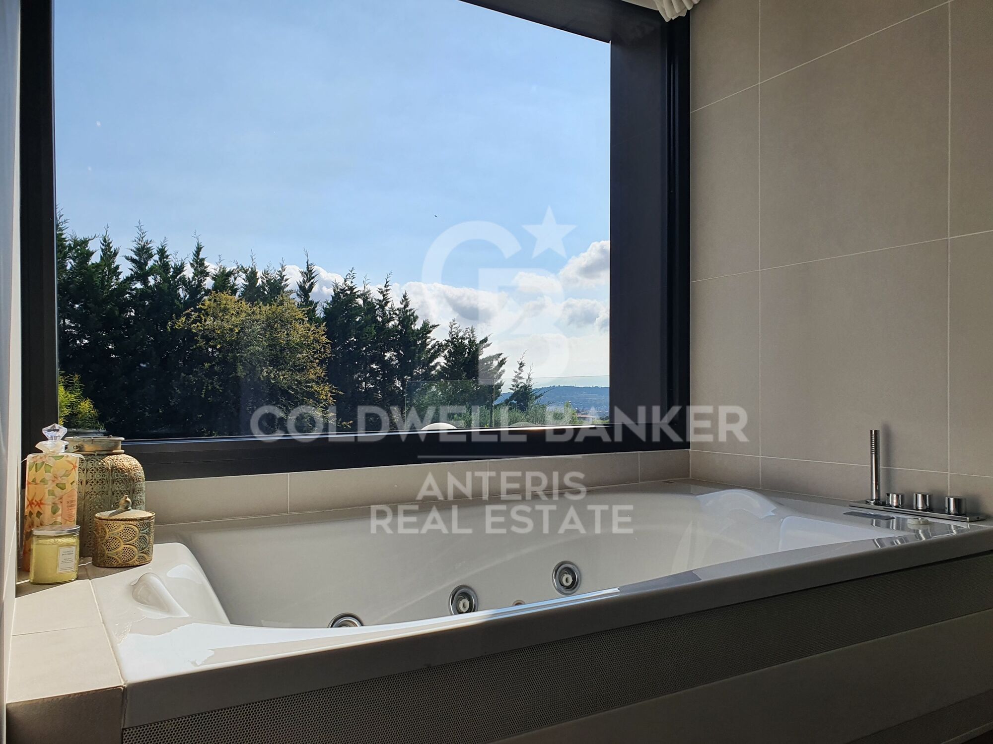 Casa con piscina infinita y cine en prestigiosa zona residencial