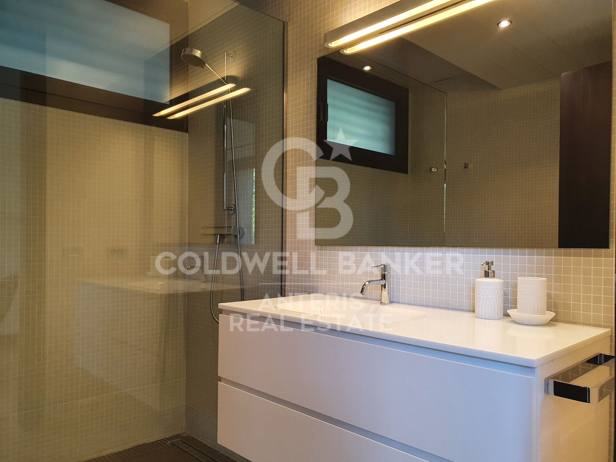 Casa con piscina infinita y cine en prestigiosa zona residencial