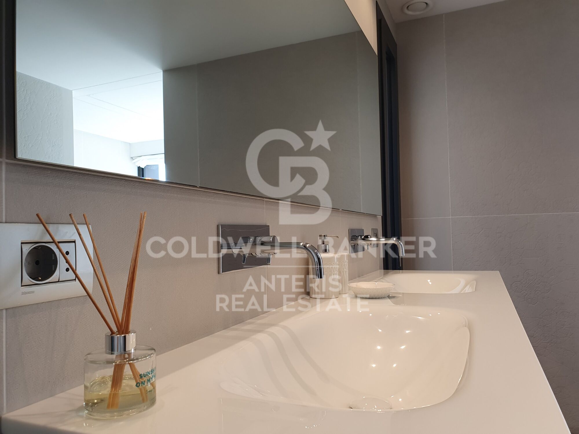 Casa con piscina infinita y cine en prestigiosa zona residencial