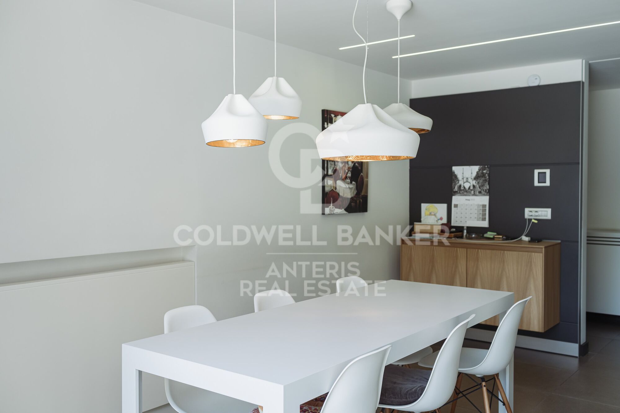 House with infinity pool and movie theater in prestigious residential area