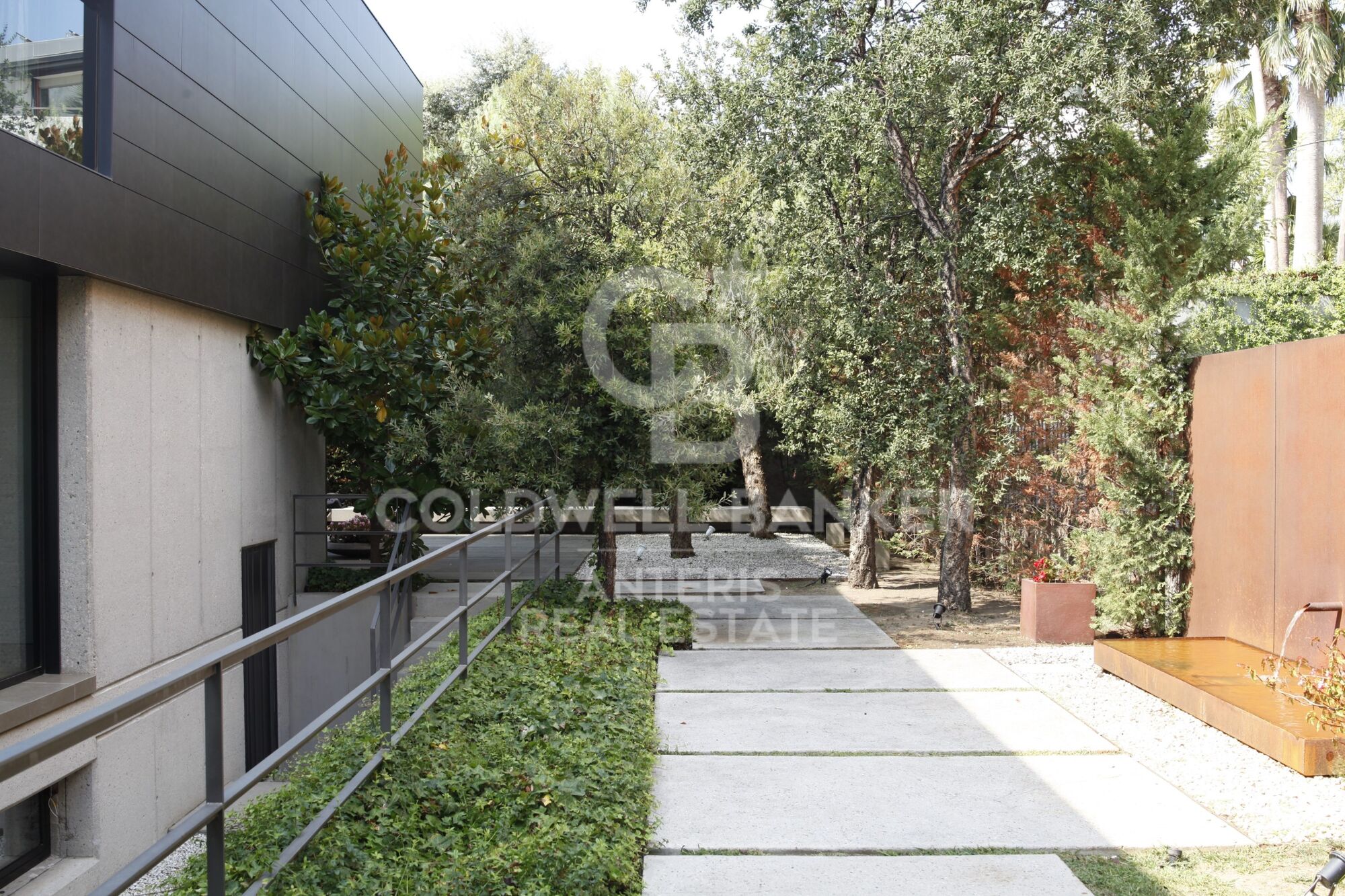 Casa con piscina infinita y cine en prestigiosa zona residencial