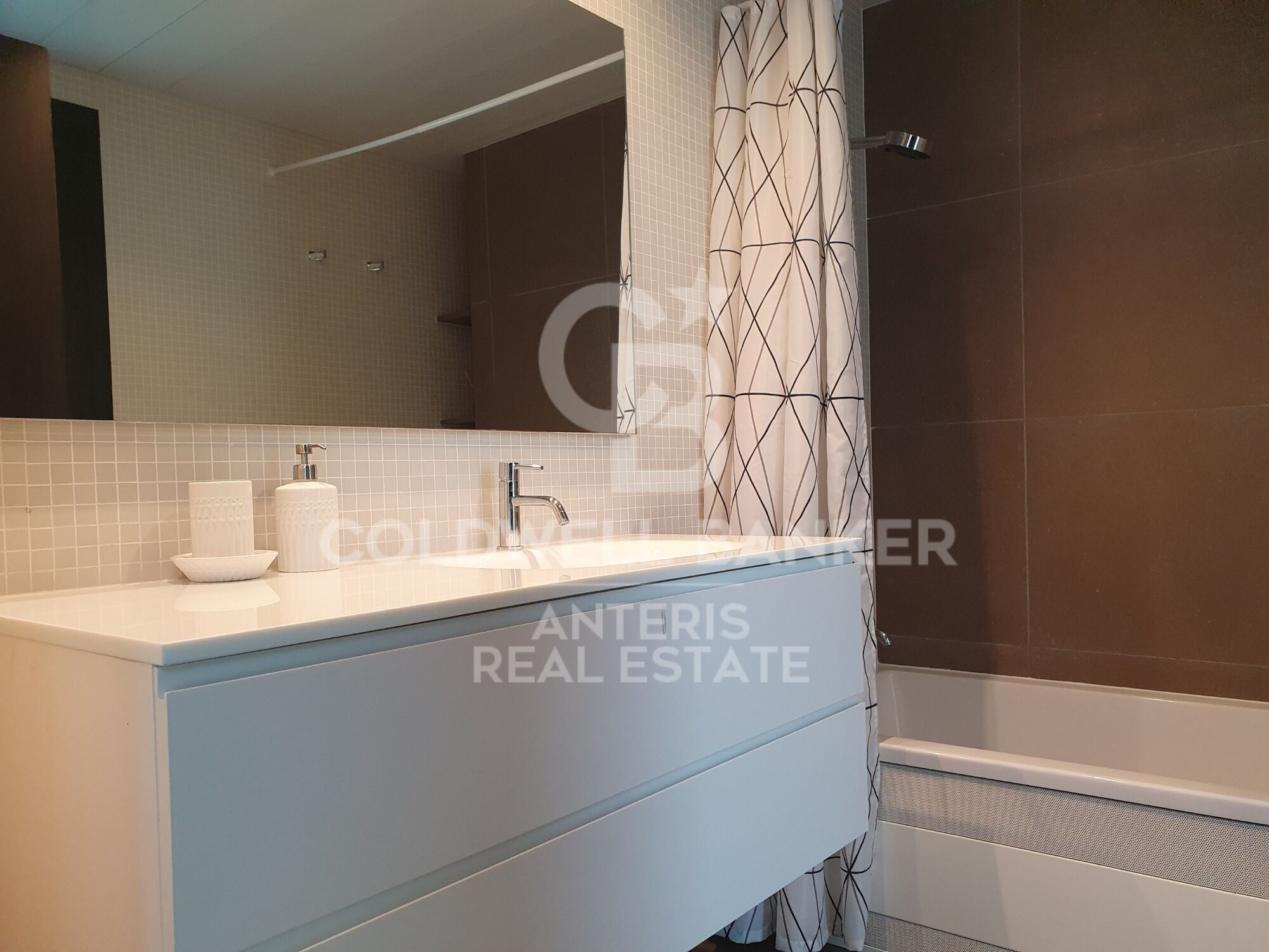 Casa con piscina infinita y cine en prestigiosa zona residencial