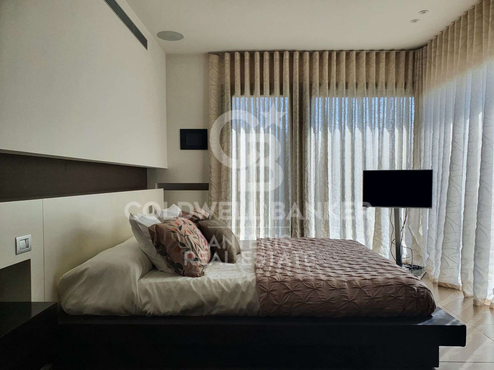 Casa con piscina infinita y cine en prestigiosa zona residencial