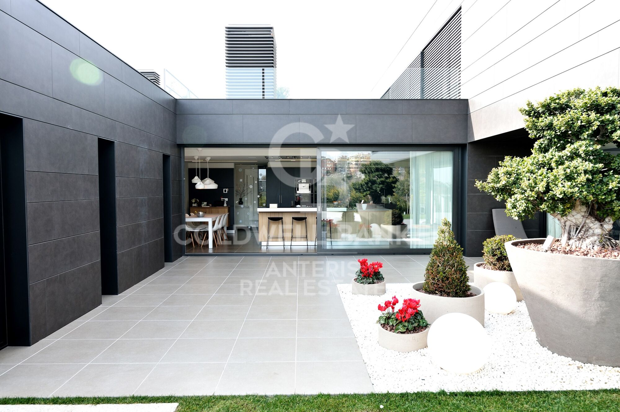 House with infinity pool and movie theater in prestigious residential area