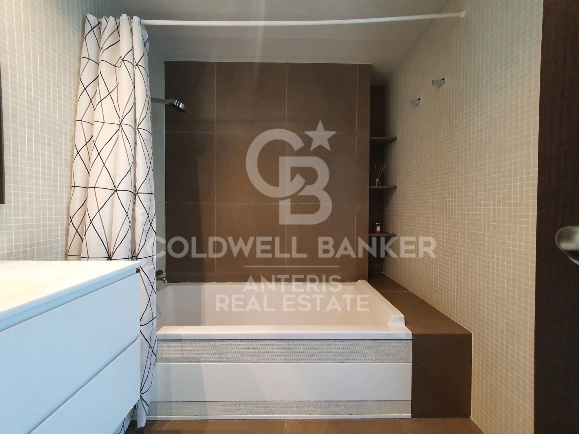 House with infinity pool and movie theater in prestigious residential area