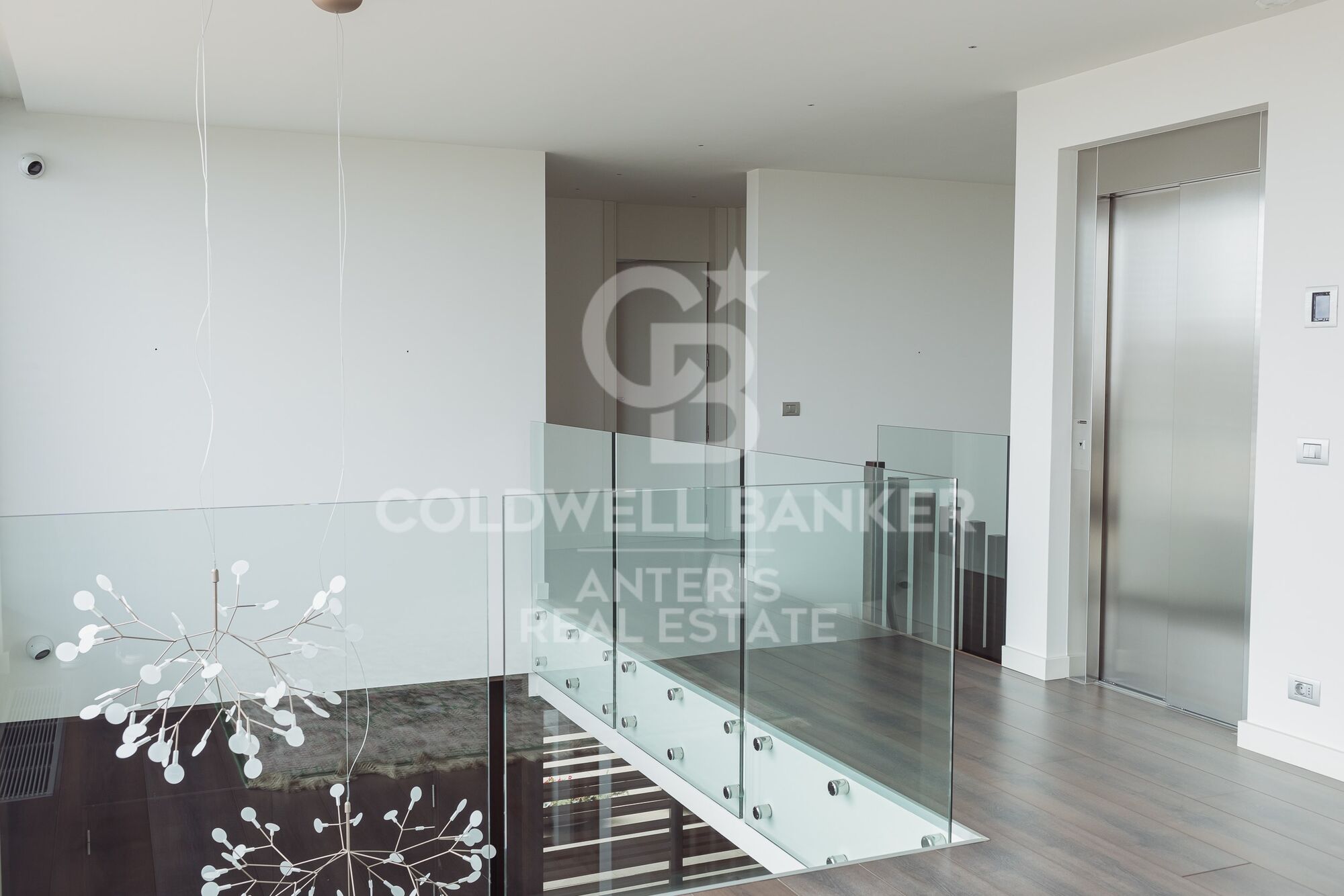 House with infinity pool and movie theater in prestigious residential area