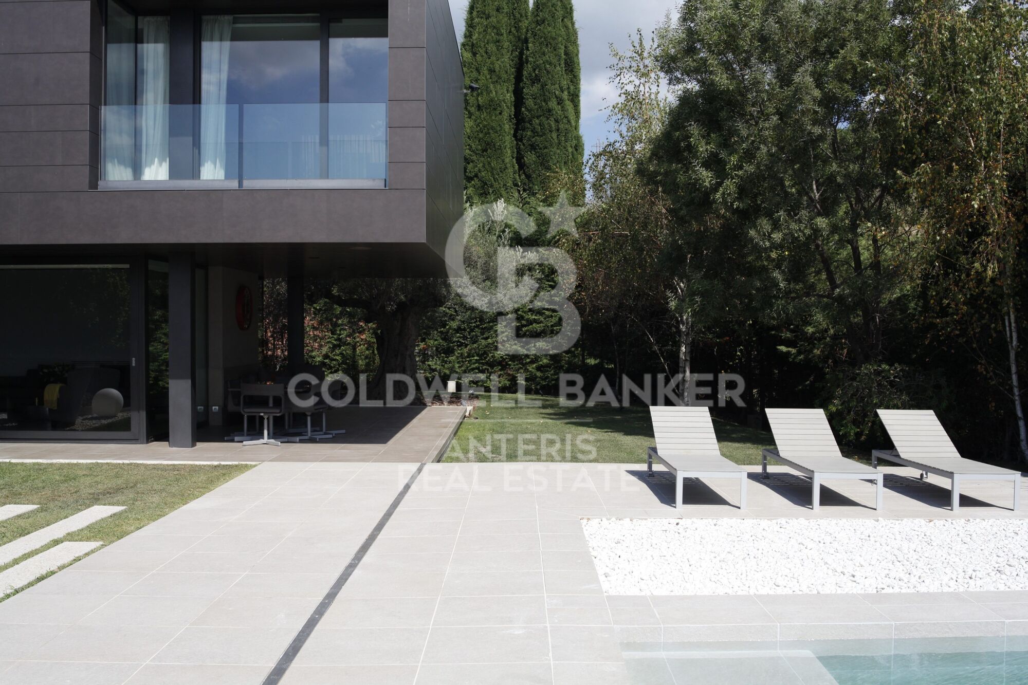 House with infinity pool and movie theater in prestigious residential area