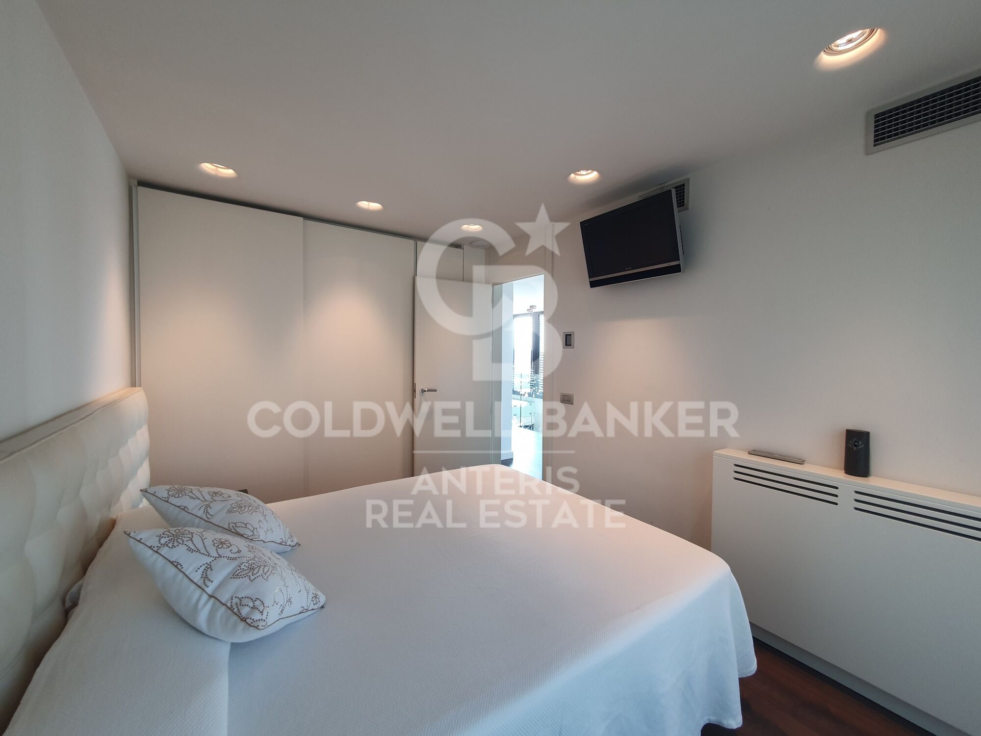 House with infinity pool and movie theater in prestigious residential area