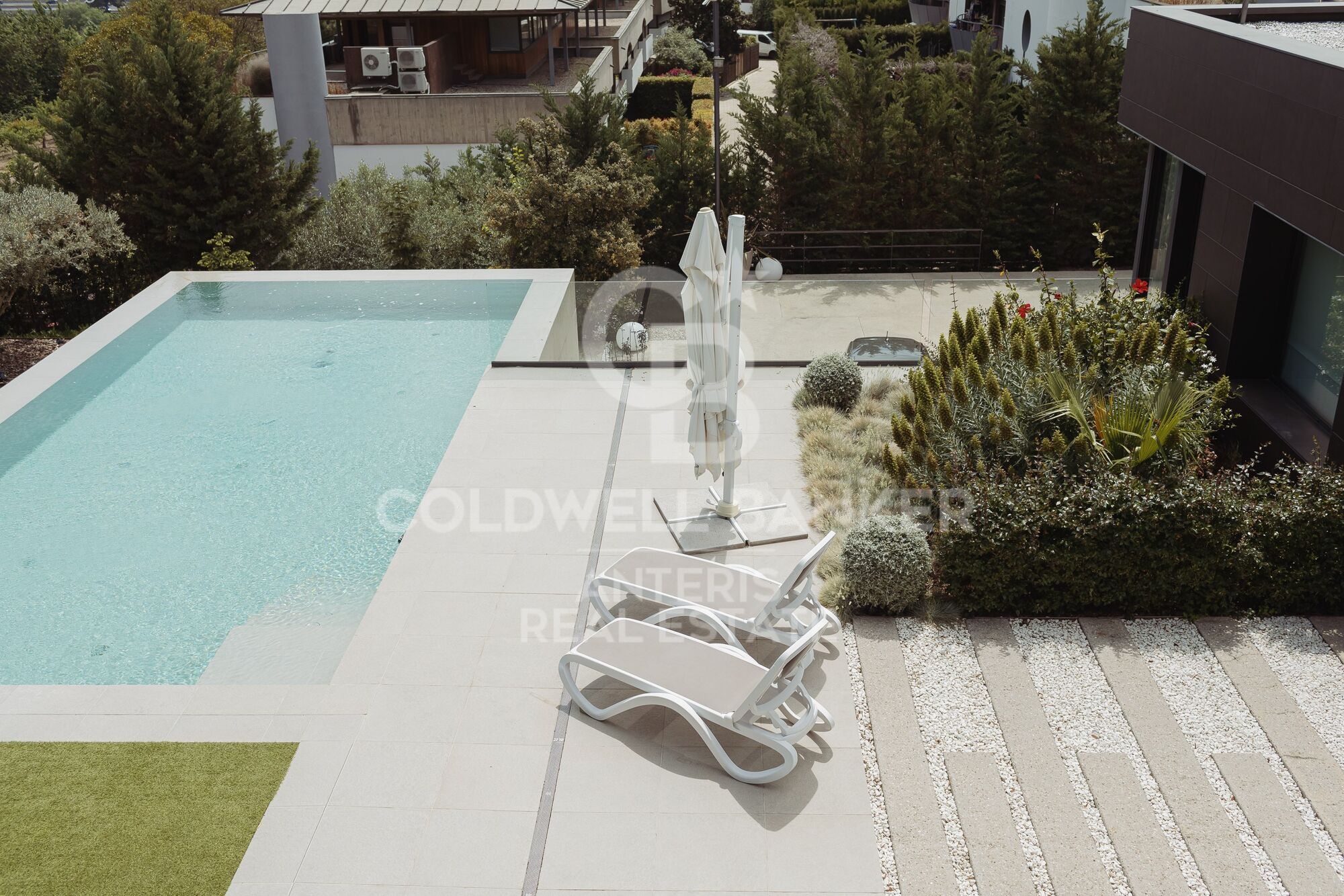 House with infinity pool and movie theater in prestigious residential area