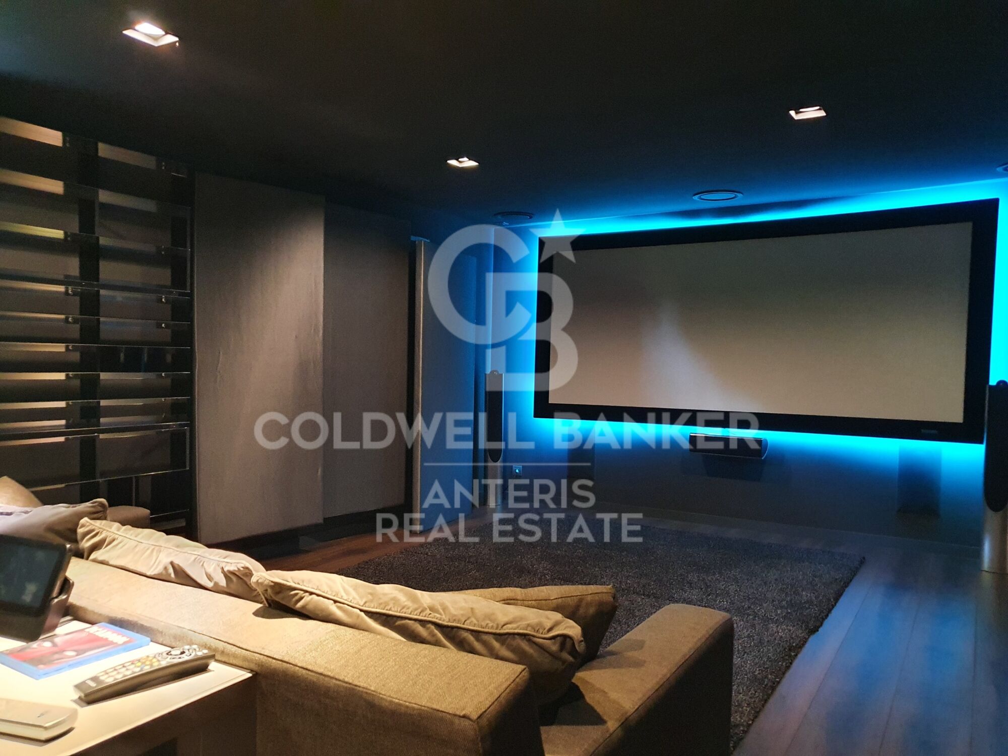Casa con piscina infinita y cine en prestigiosa zona residencial