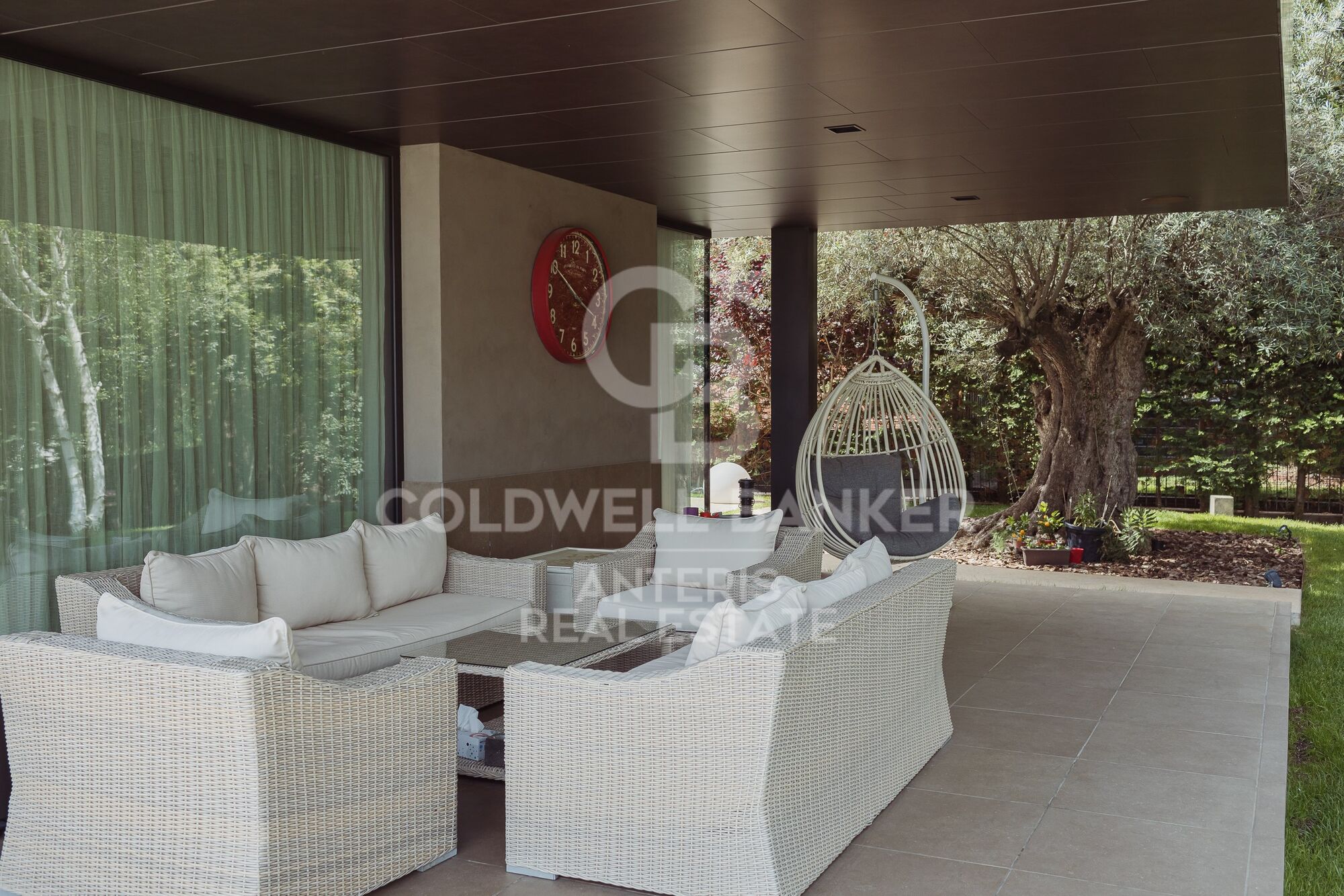House with infinity pool and movie theater in prestigious residential area