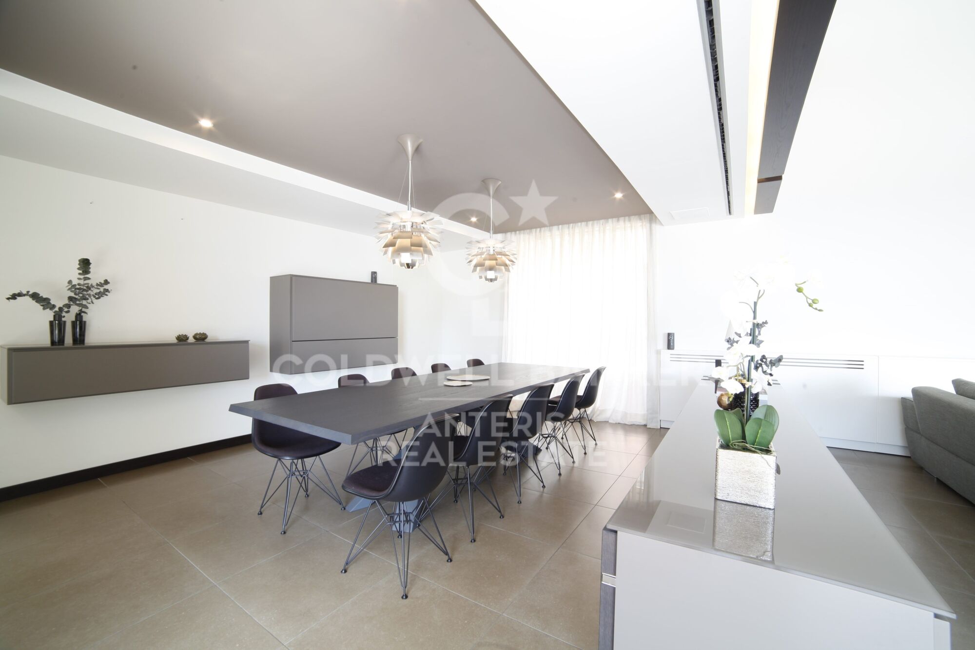 House with infinity pool and movie theater in prestigious residential area