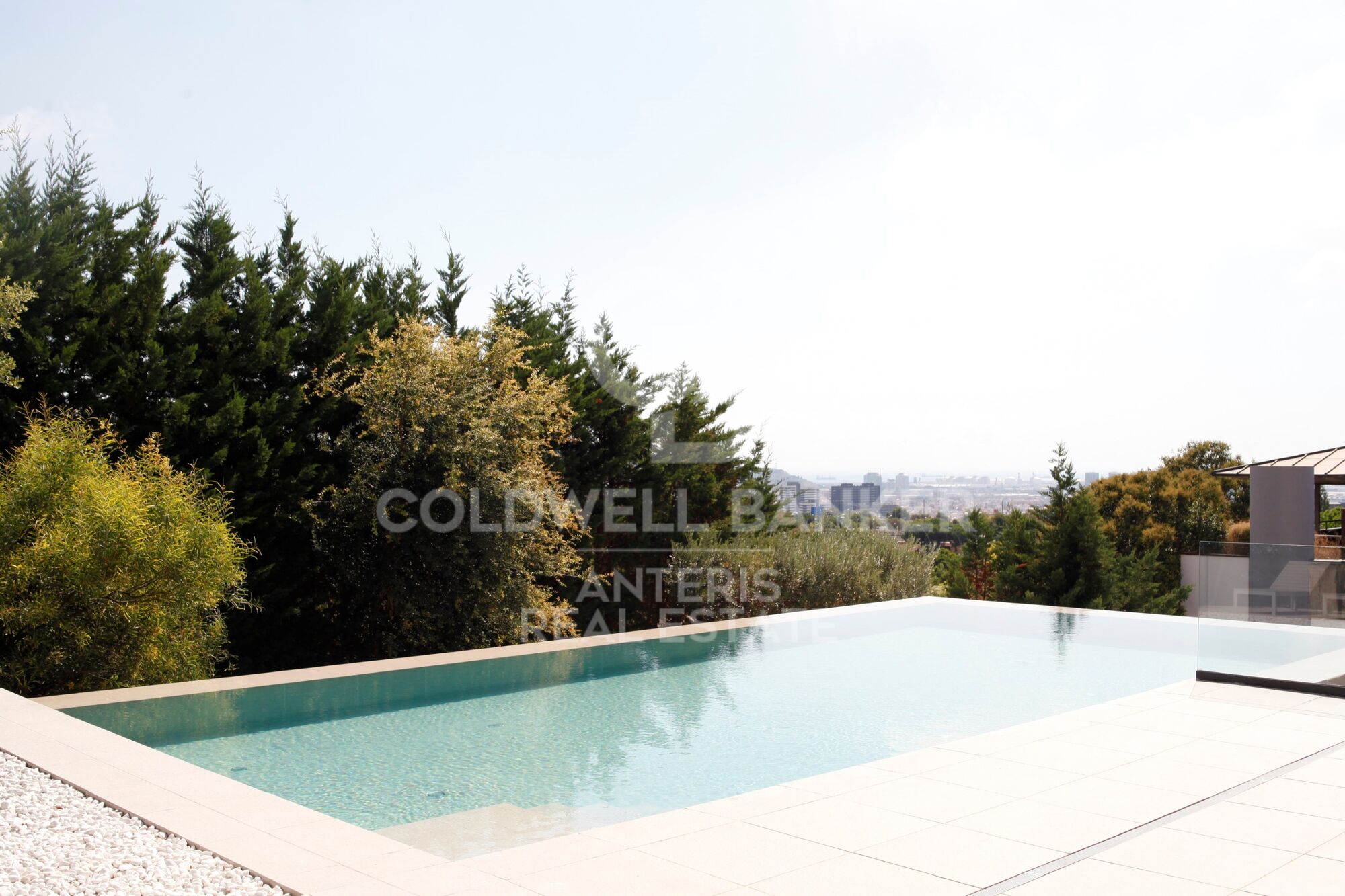House with infinity pool and movie theater in prestigious residential area