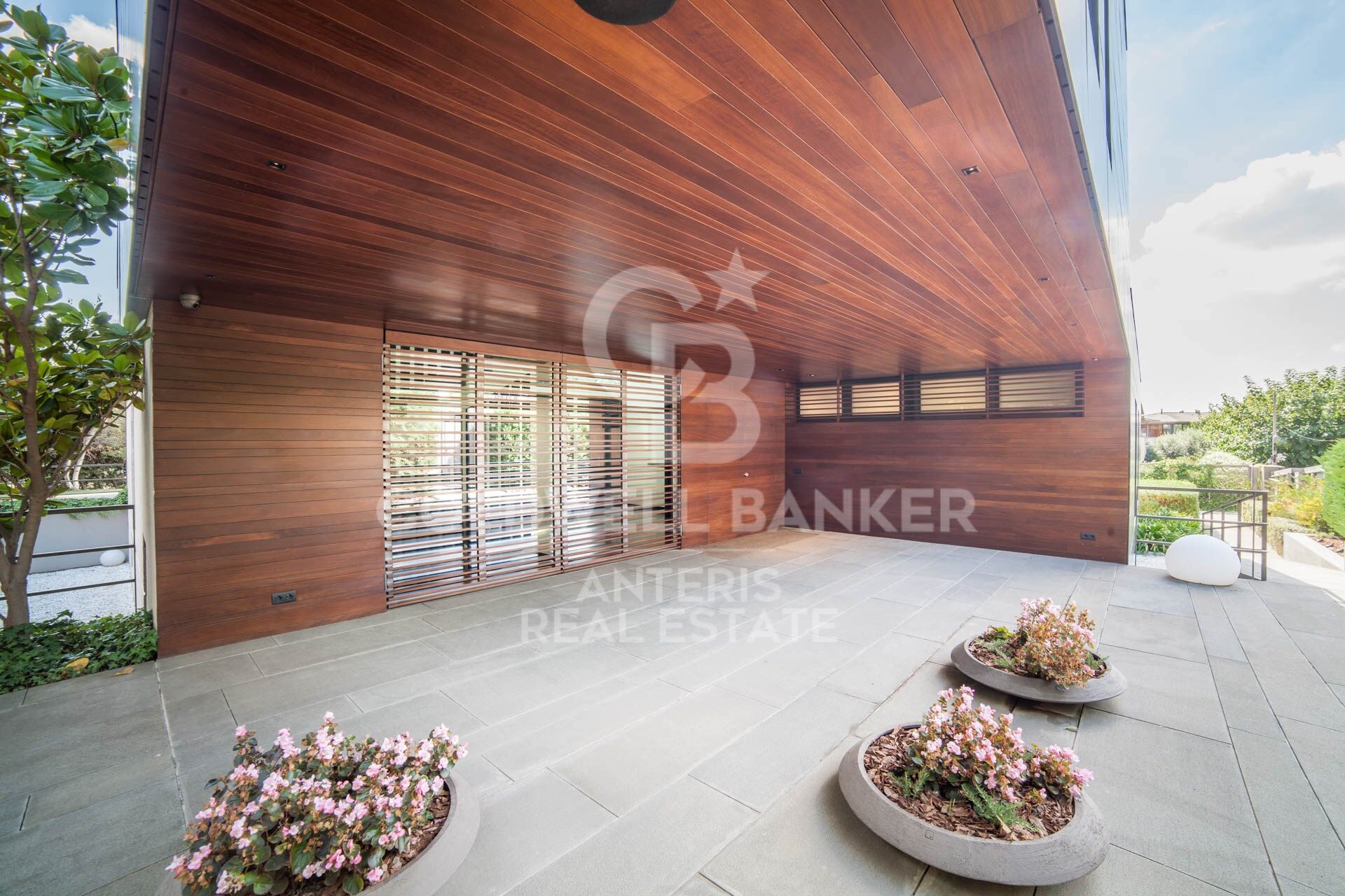 House with infinity pool and movie theater in prestigious residential area