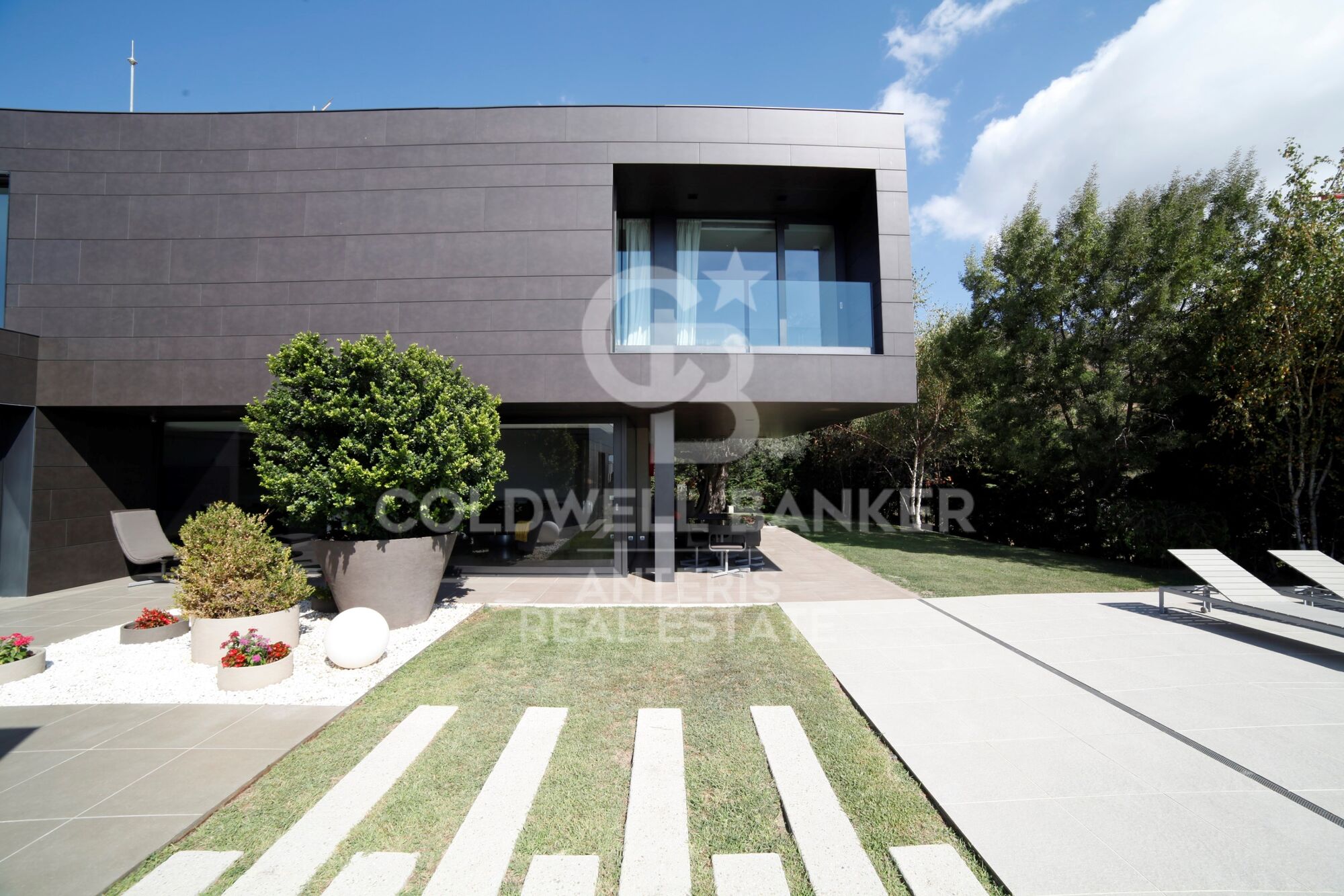 House with infinity pool and movie theater in prestigious residential area