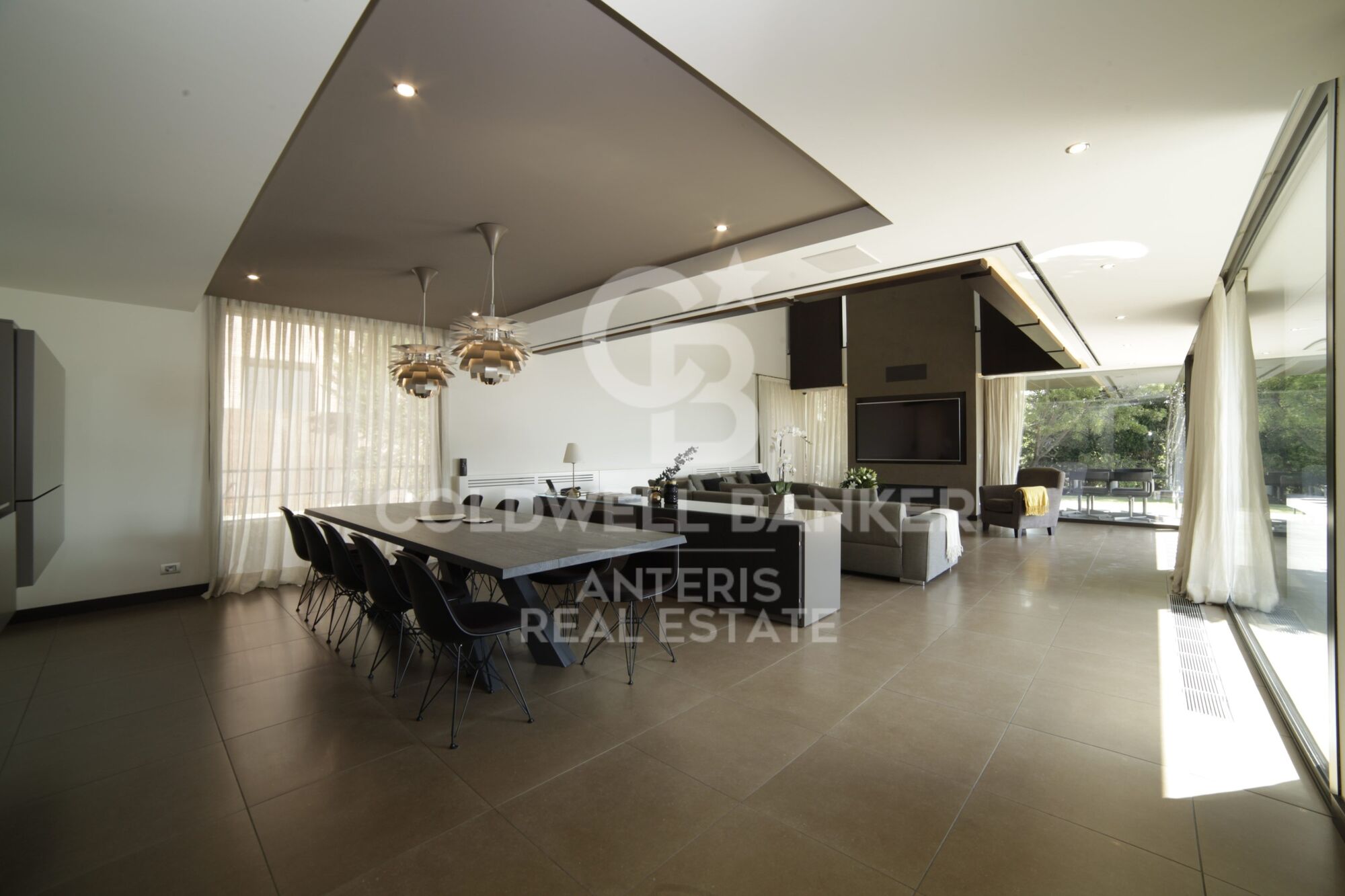 House with infinity pool and movie theater in prestigious residential area
