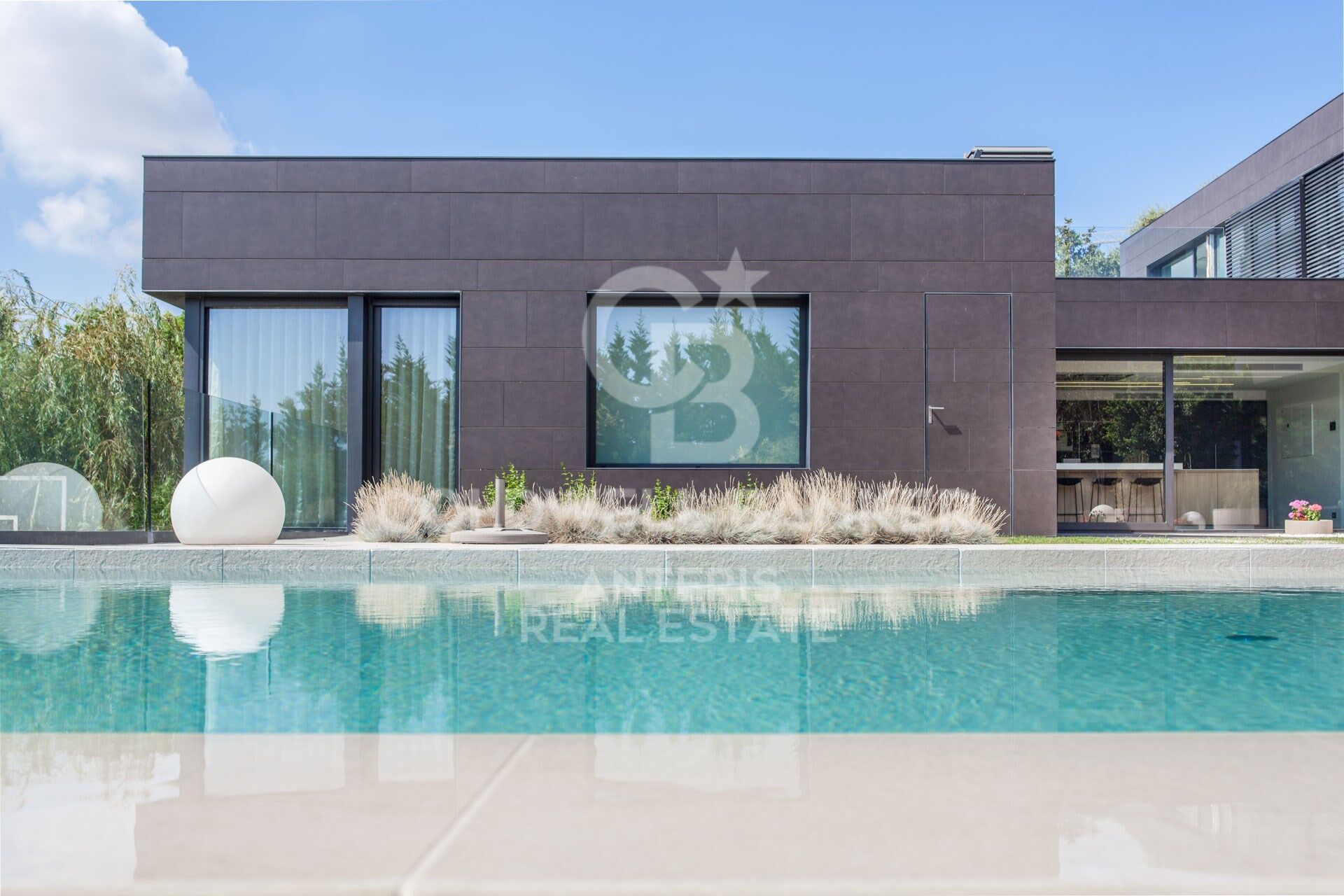 House with infinity pool and movie theater in prestigious residential area