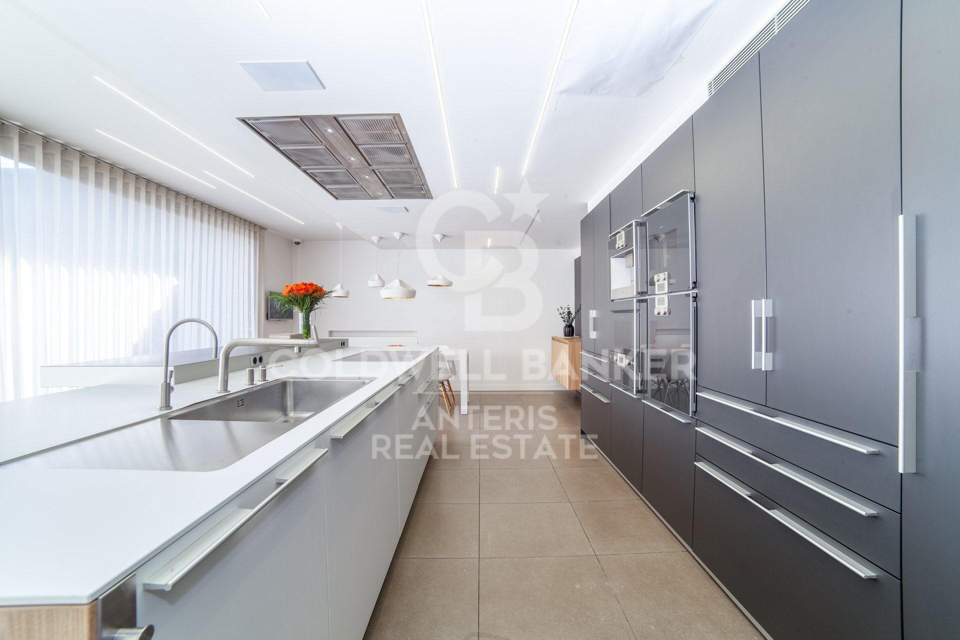 House with infinity pool and movie theater in prestigious residential area