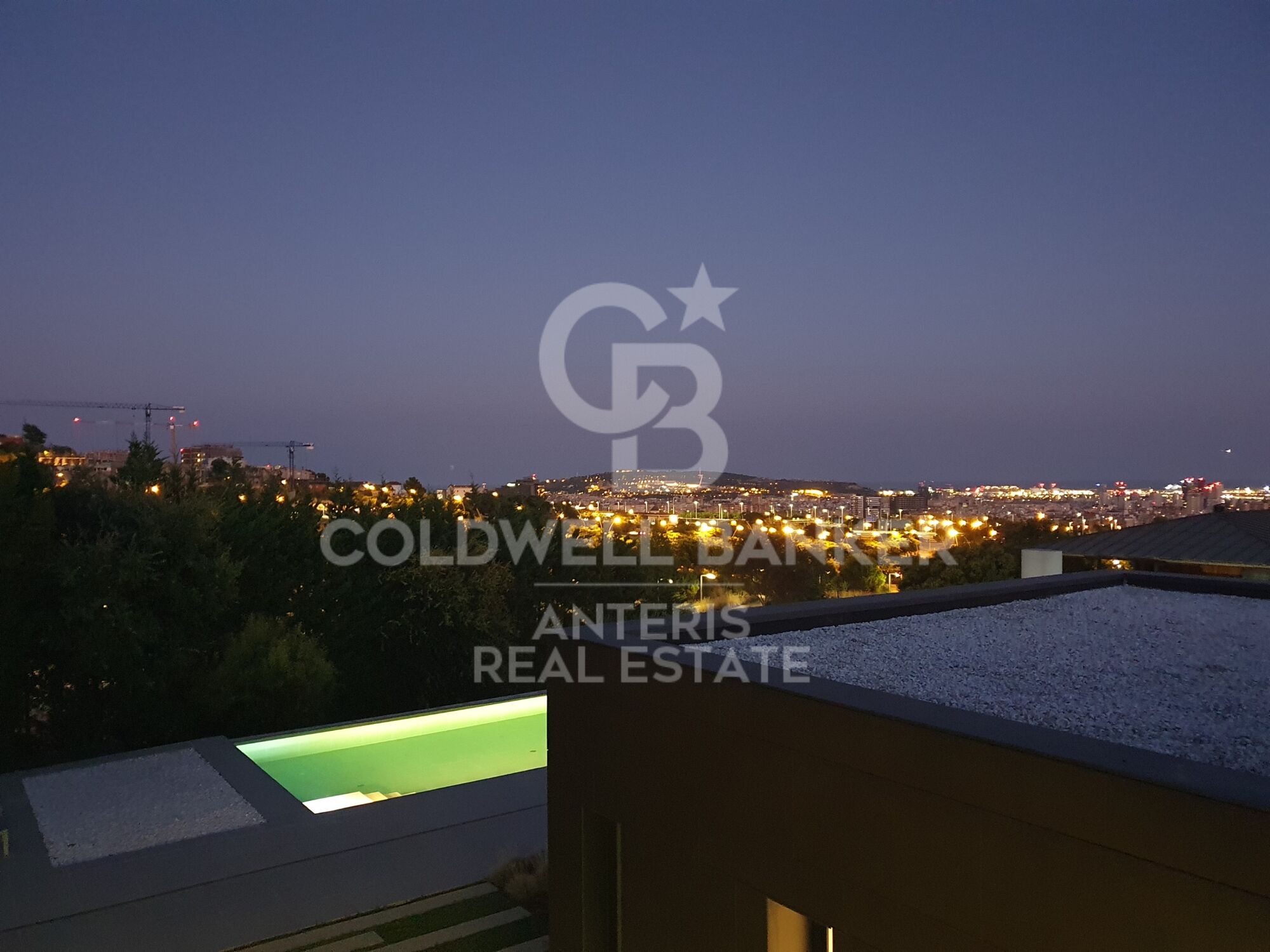 House with infinity pool and movie theater in prestigious residential area
