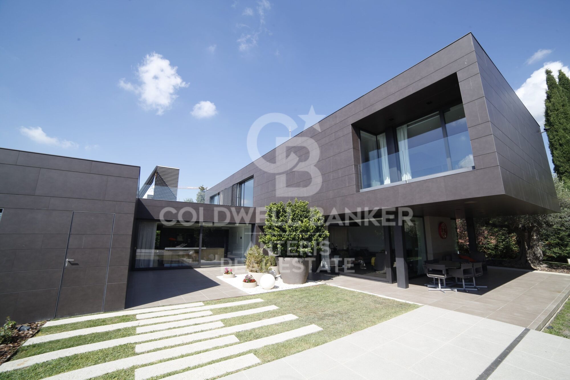 House with infinity pool and movie theater in prestigious residential area
