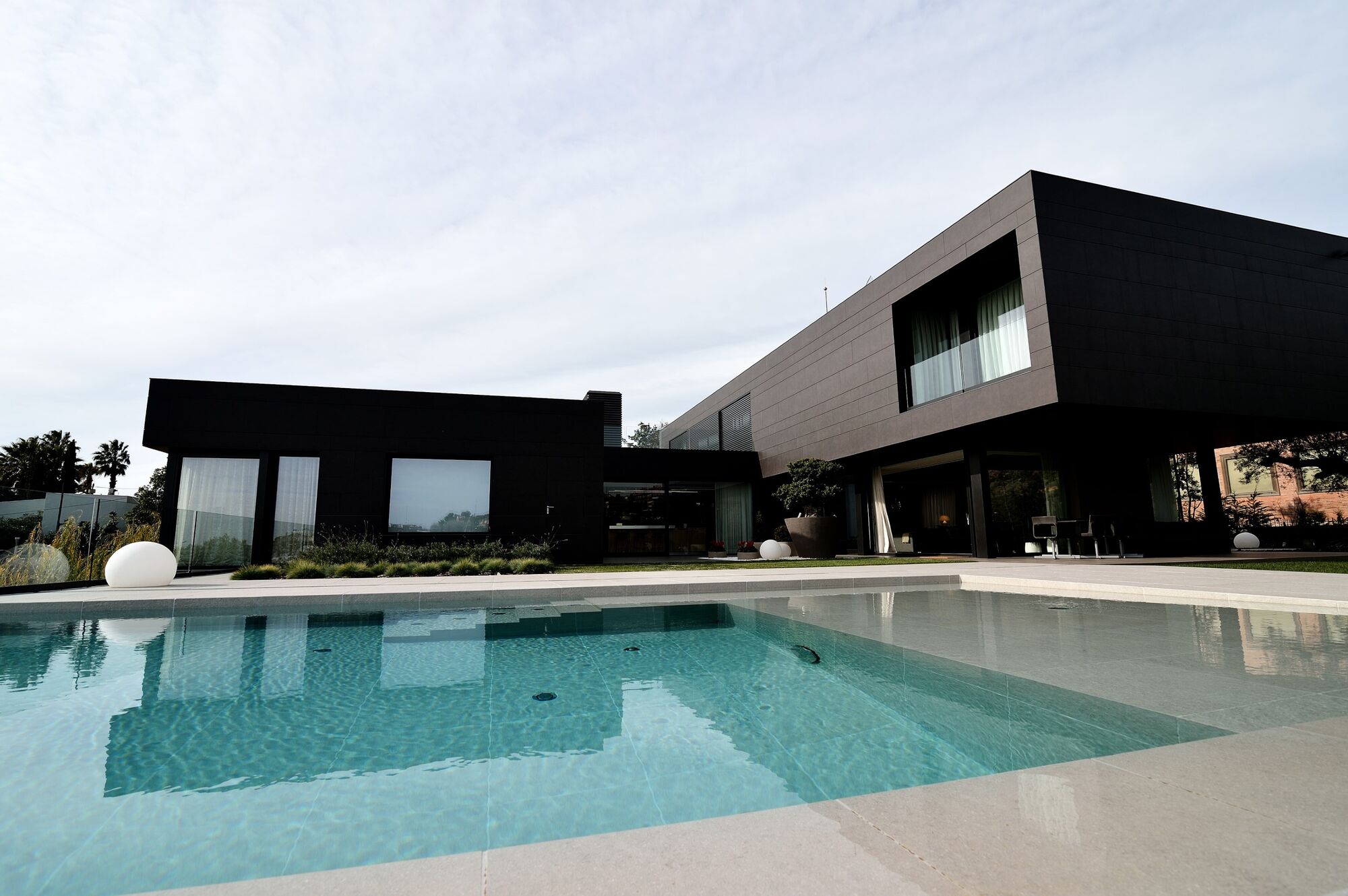 House with infinity pool and movie theater in prestigious residential area