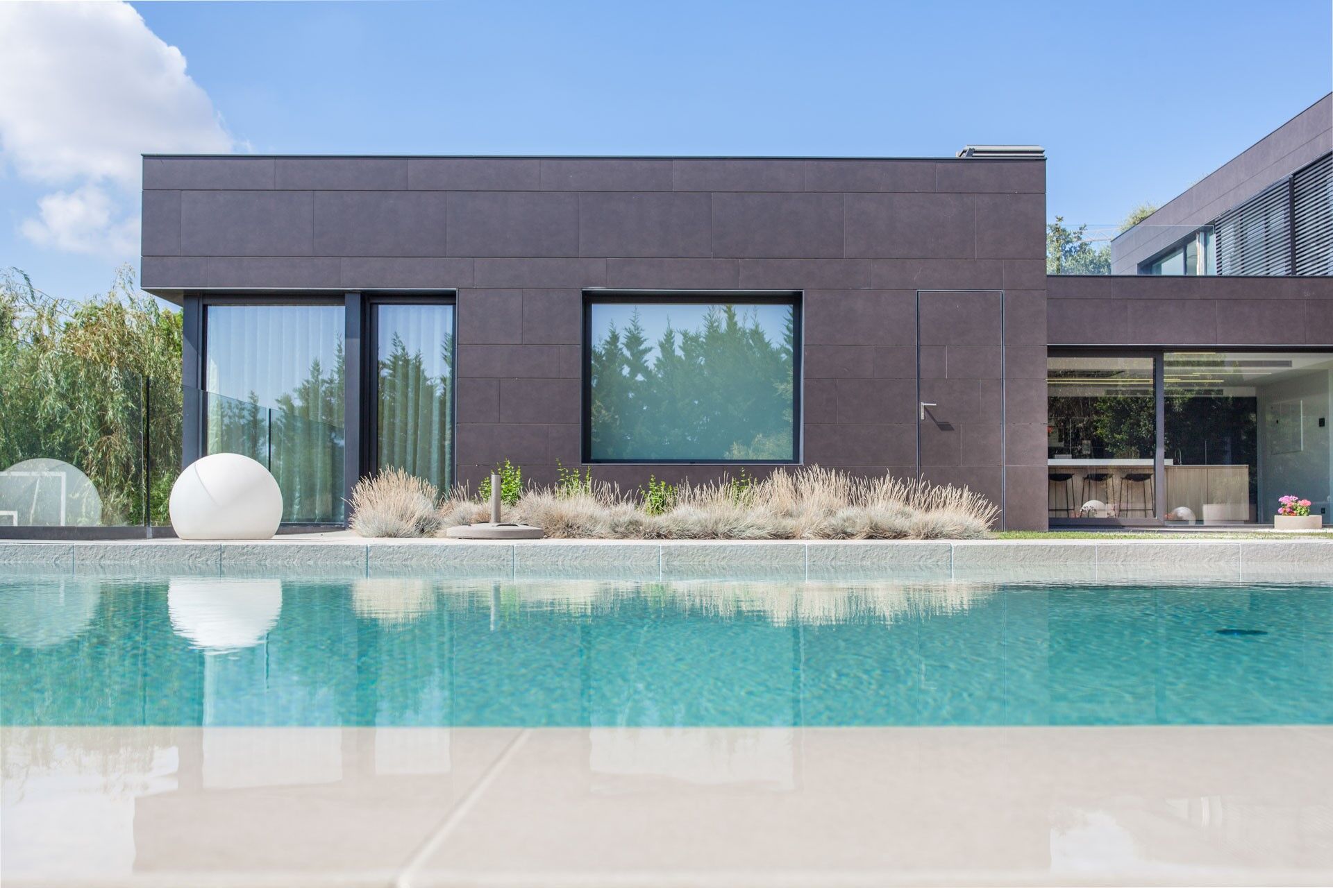 House with infinity pool and movie theater in prestigious residential area