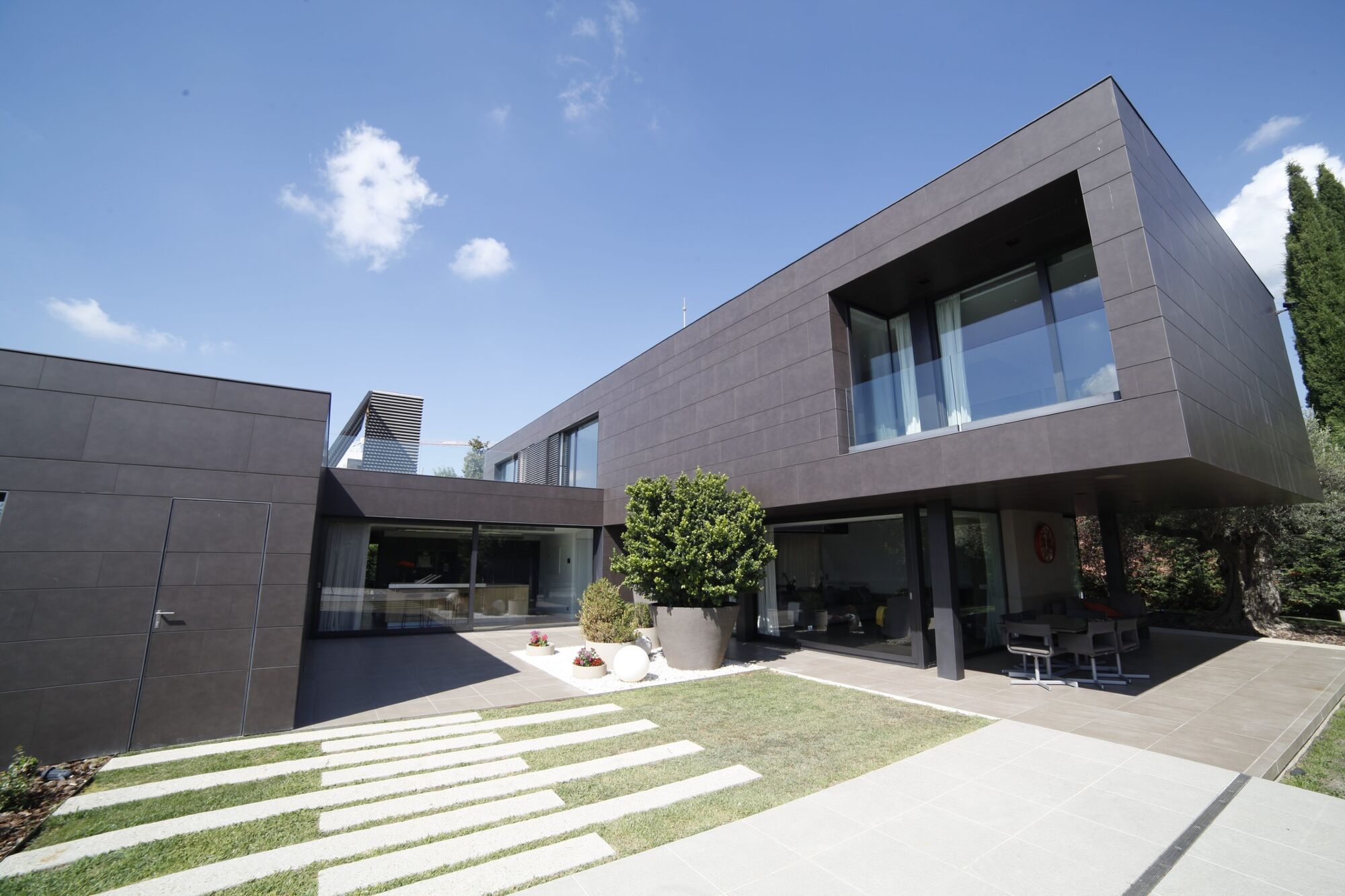 House with infinity pool and movie theater in prestigious residential area