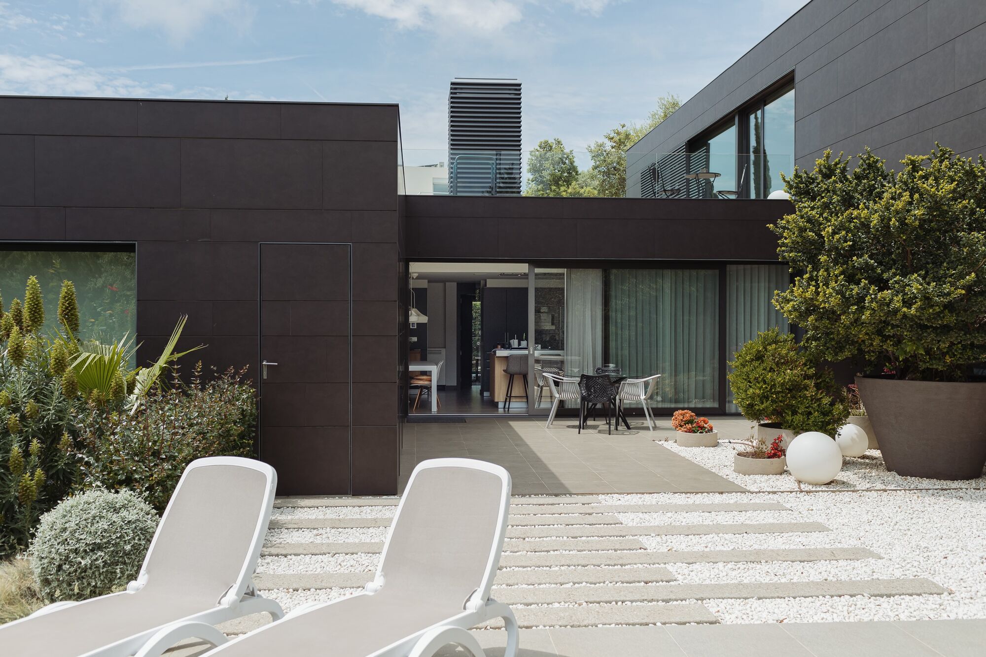 House with infinity pool and movie theater in prestigious residential area