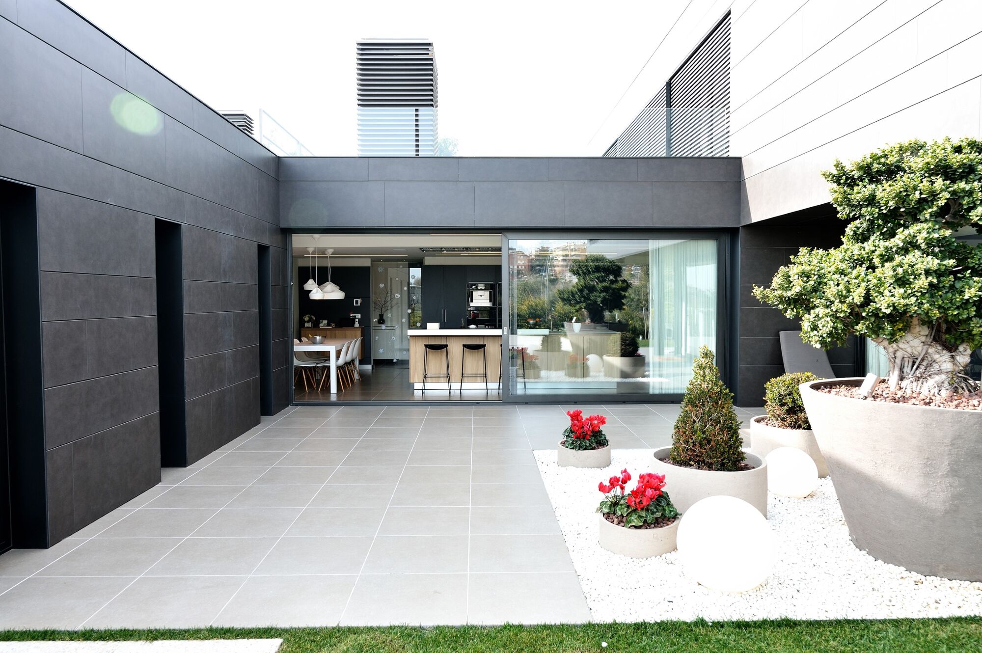 House with infinity pool and movie theater in prestigious residential area