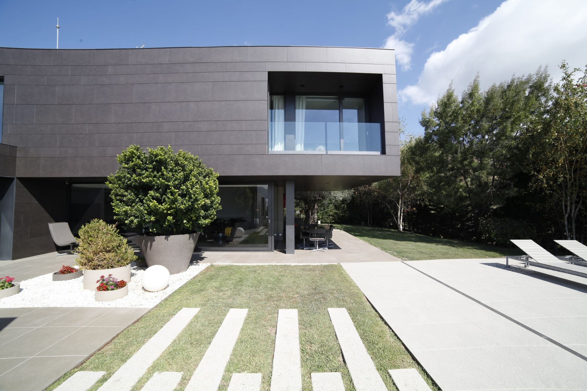 House with infinity pool and movie theater in prestigious residential area