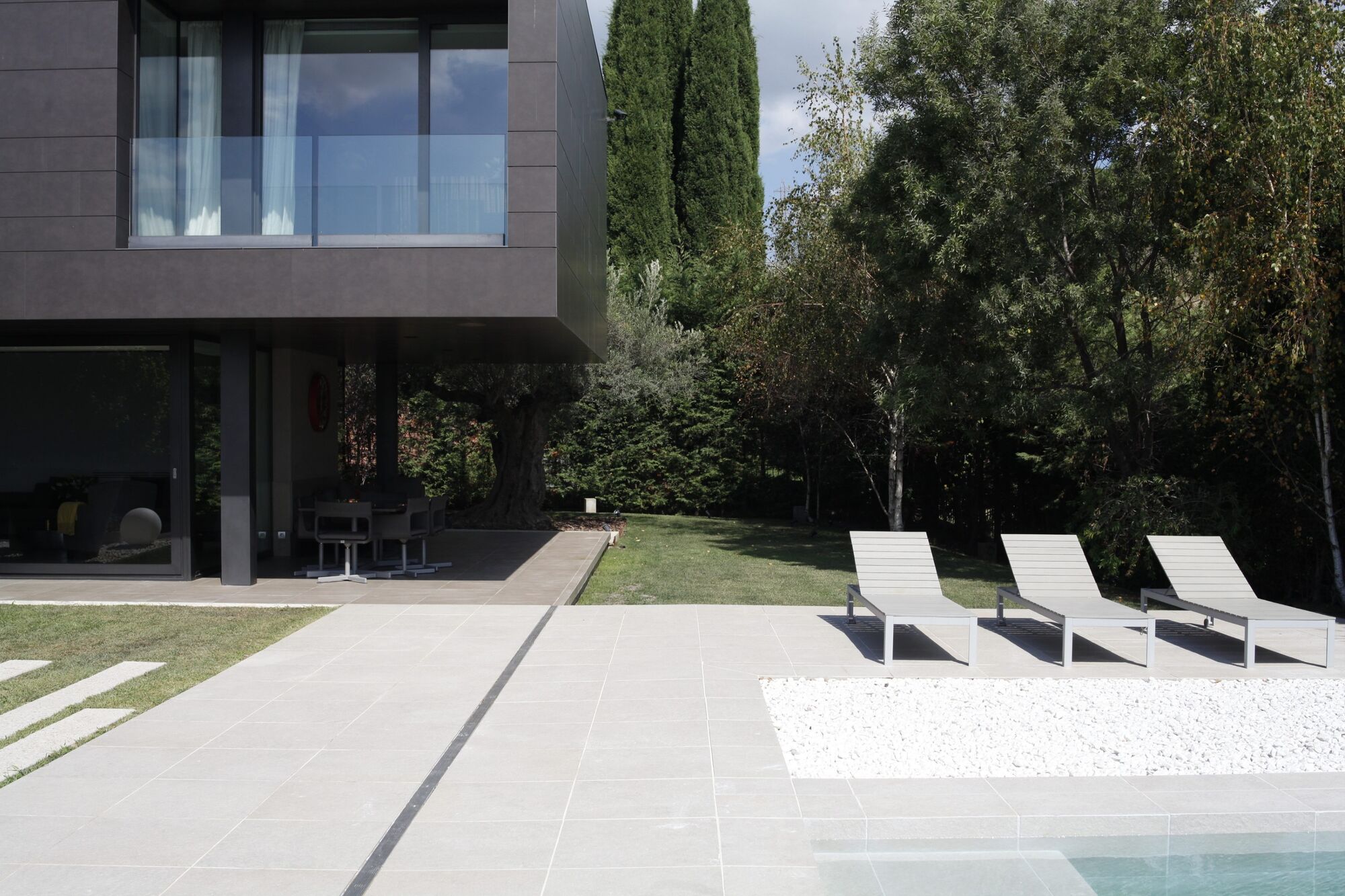House with infinity pool and movie theater in prestigious residential area