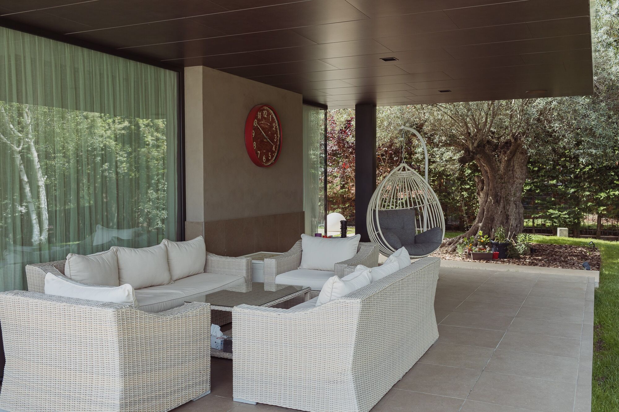 House with infinity pool and movie theater in prestigious residential area