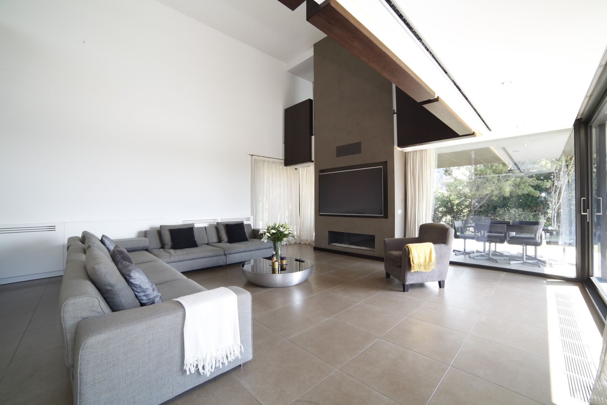 House with infinity pool and movie theater in prestigious residential area