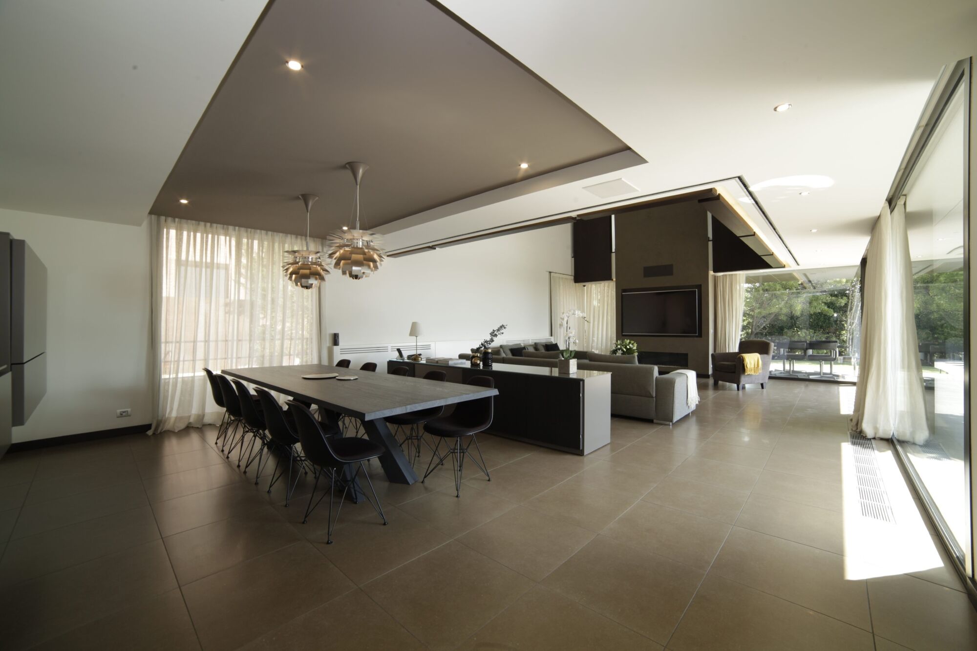House with infinity pool and movie theater in prestigious residential area