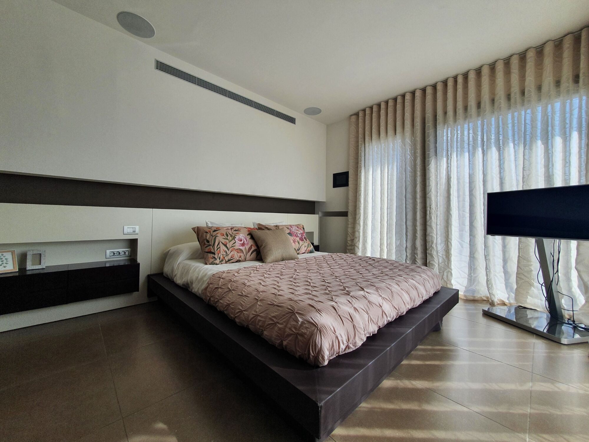House with infinity pool and movie theater in prestigious residential area