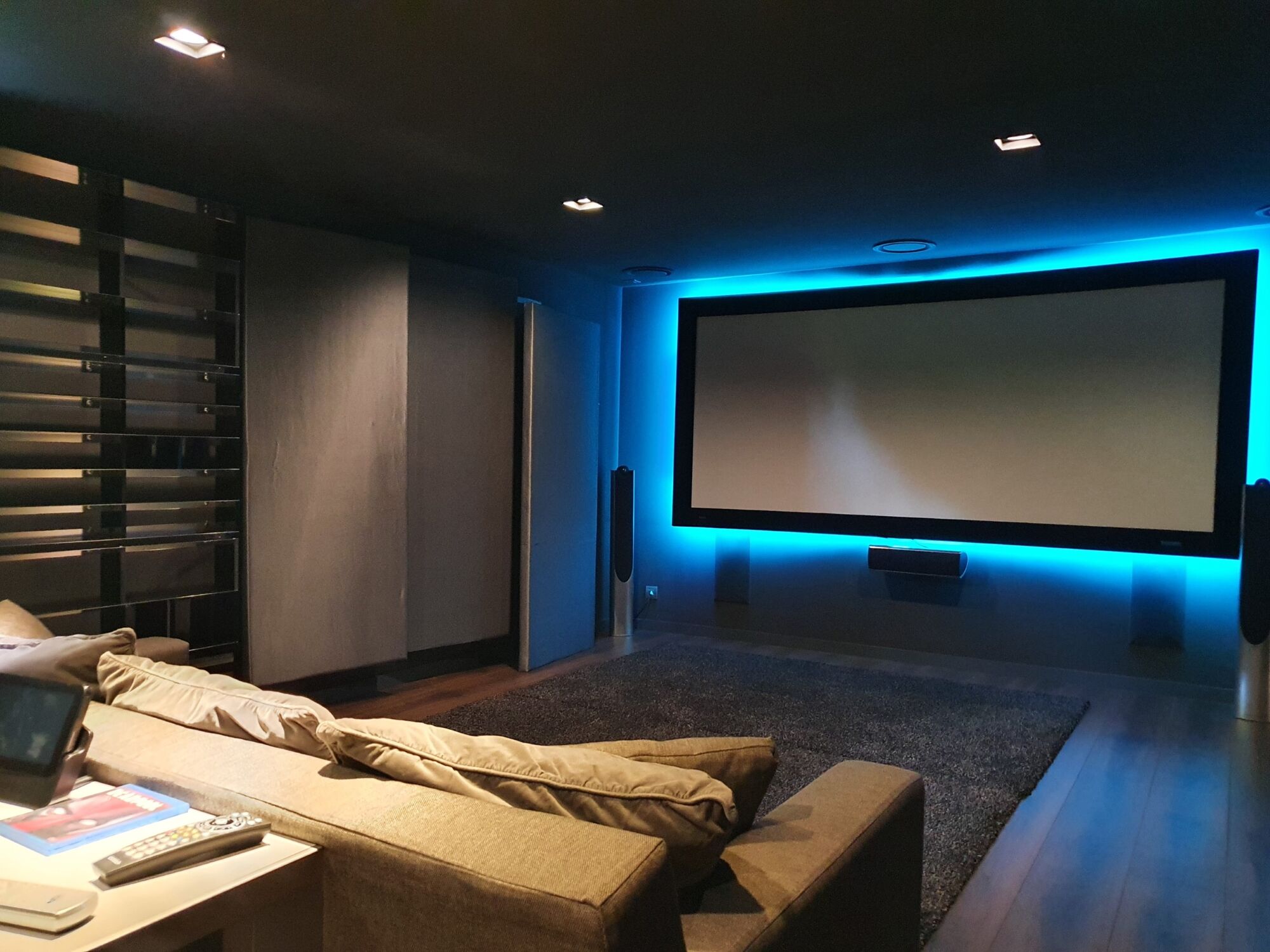 House with infinity pool and movie theater in prestigious residential area