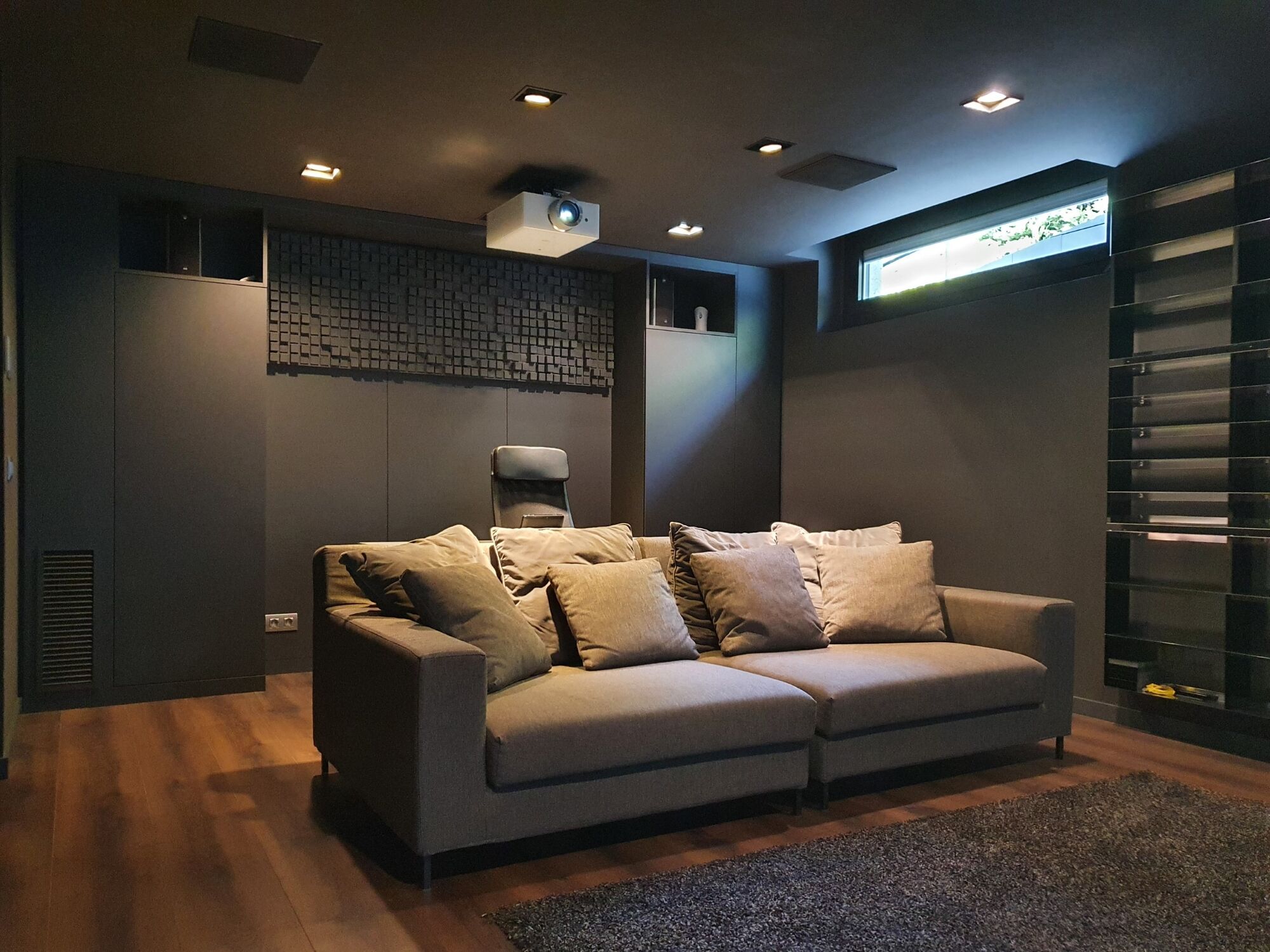 House with infinity pool and movie theater in prestigious residential area