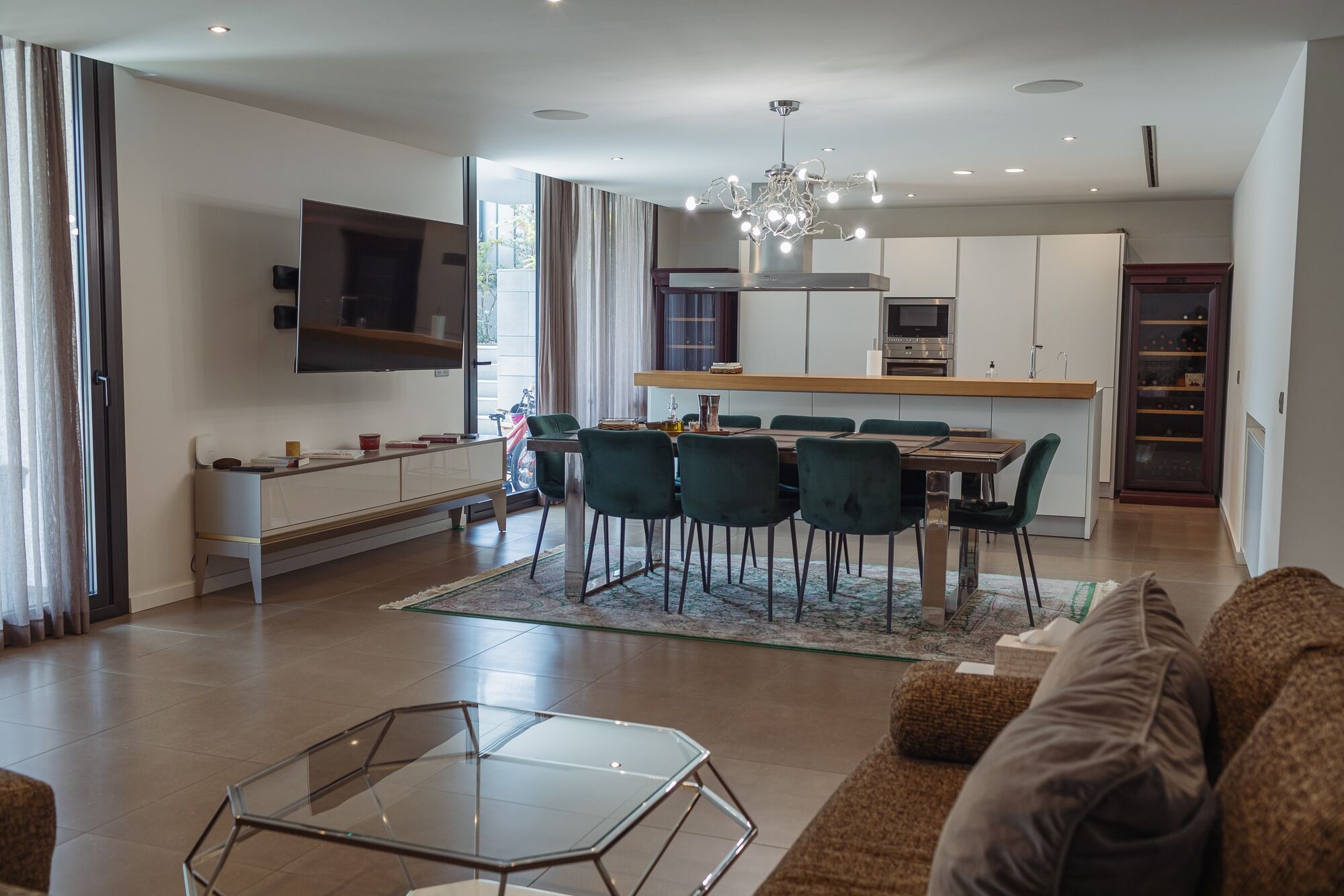 House with infinity pool and movie theater in prestigious residential area