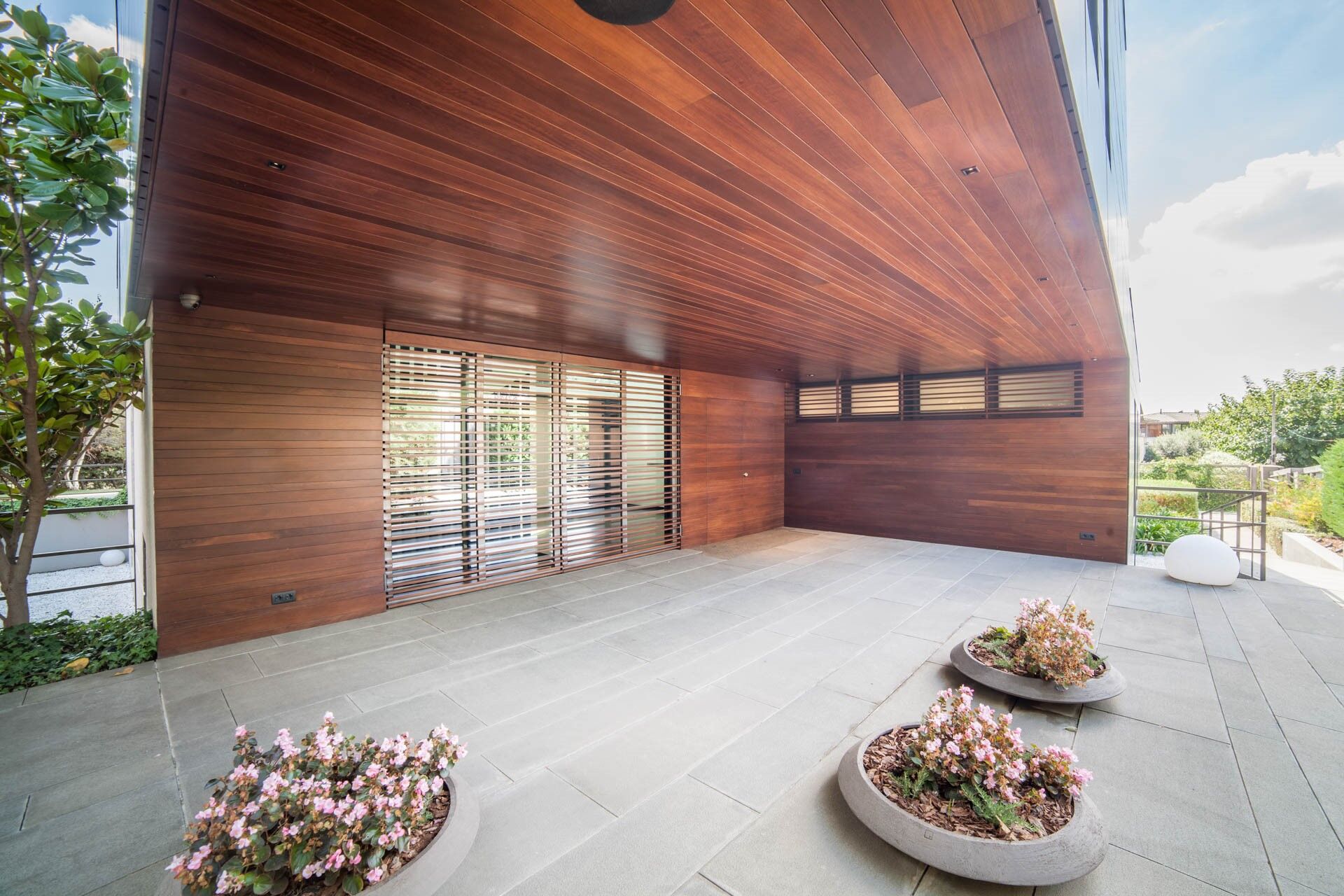 House with infinity pool and movie theater in prestigious residential area
