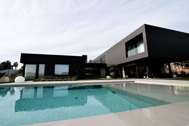 Casa con piscina infinita y cine en prestigiosa zona residencial