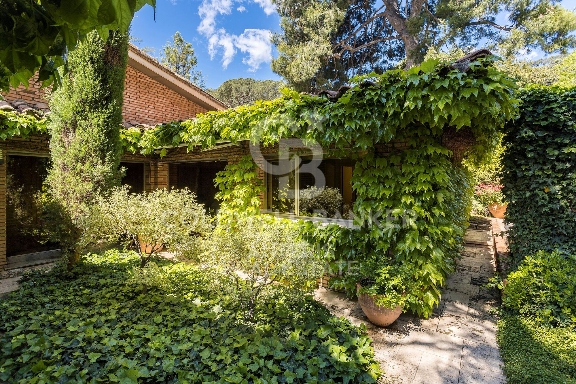 Wonderful villa with green areas in prestigious Pedralbes