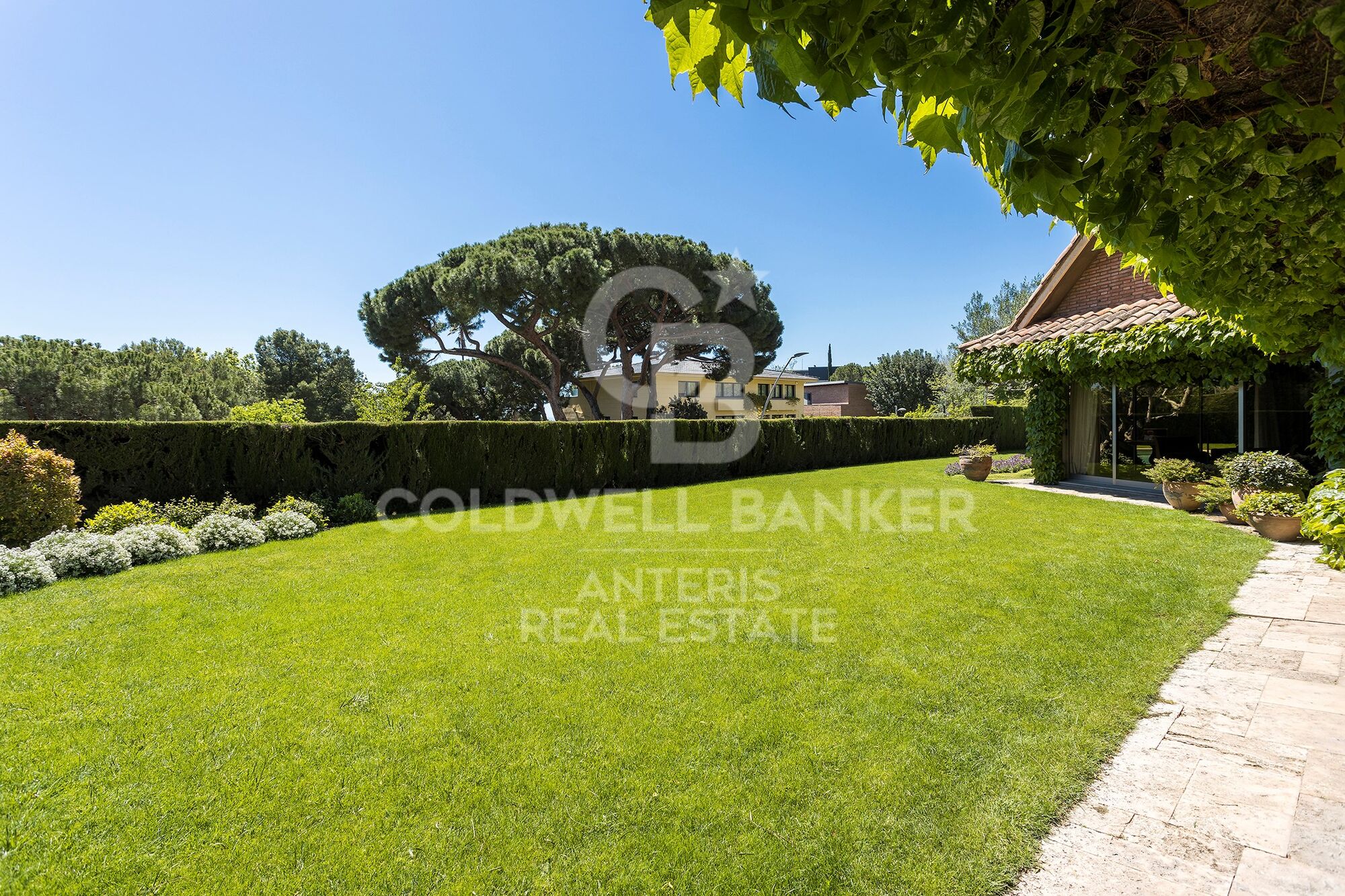 Wonderful villa with green areas in prestigious Pedralbes