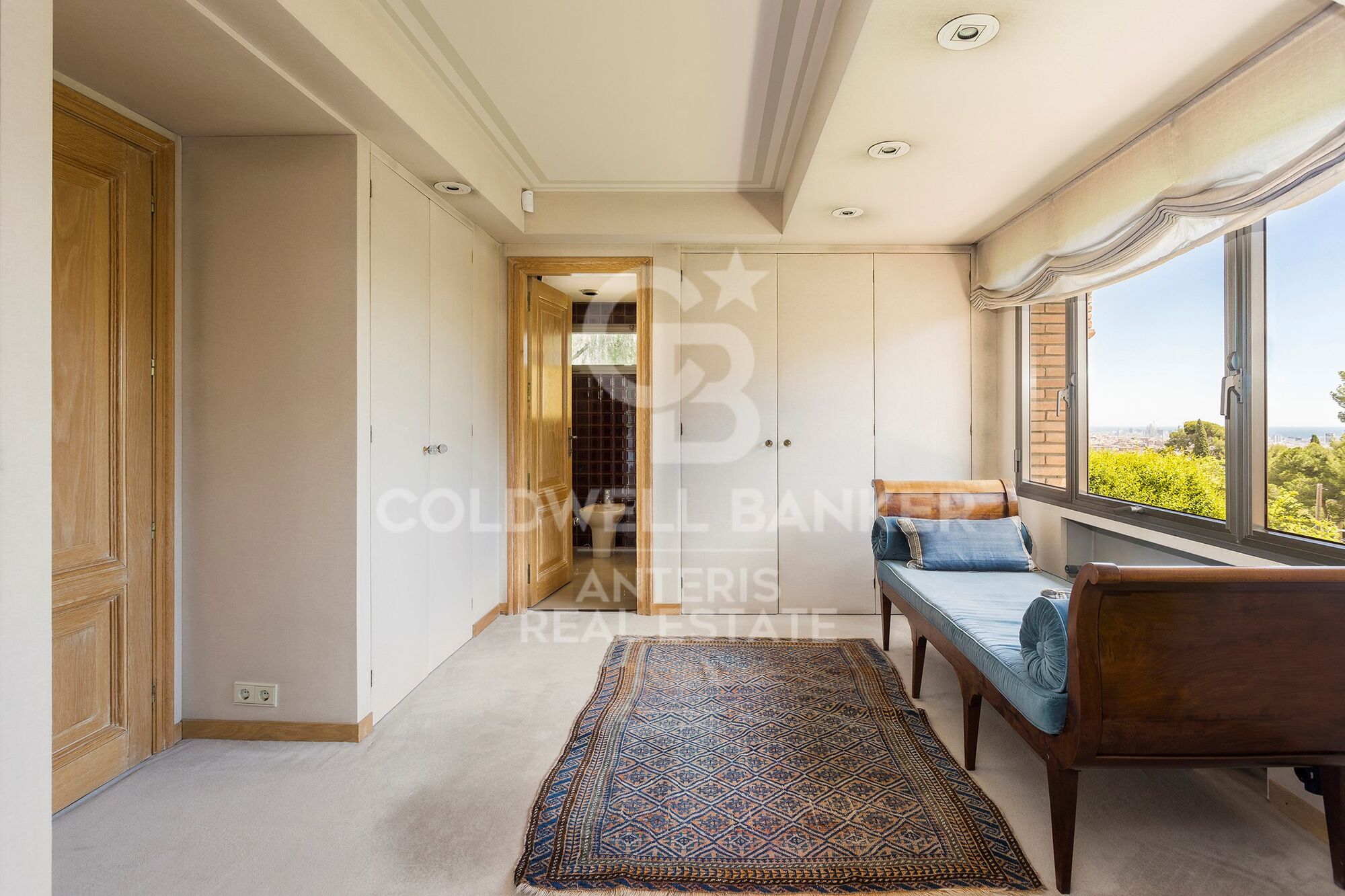 Wonderful villa with green areas in prestigious Pedralbes